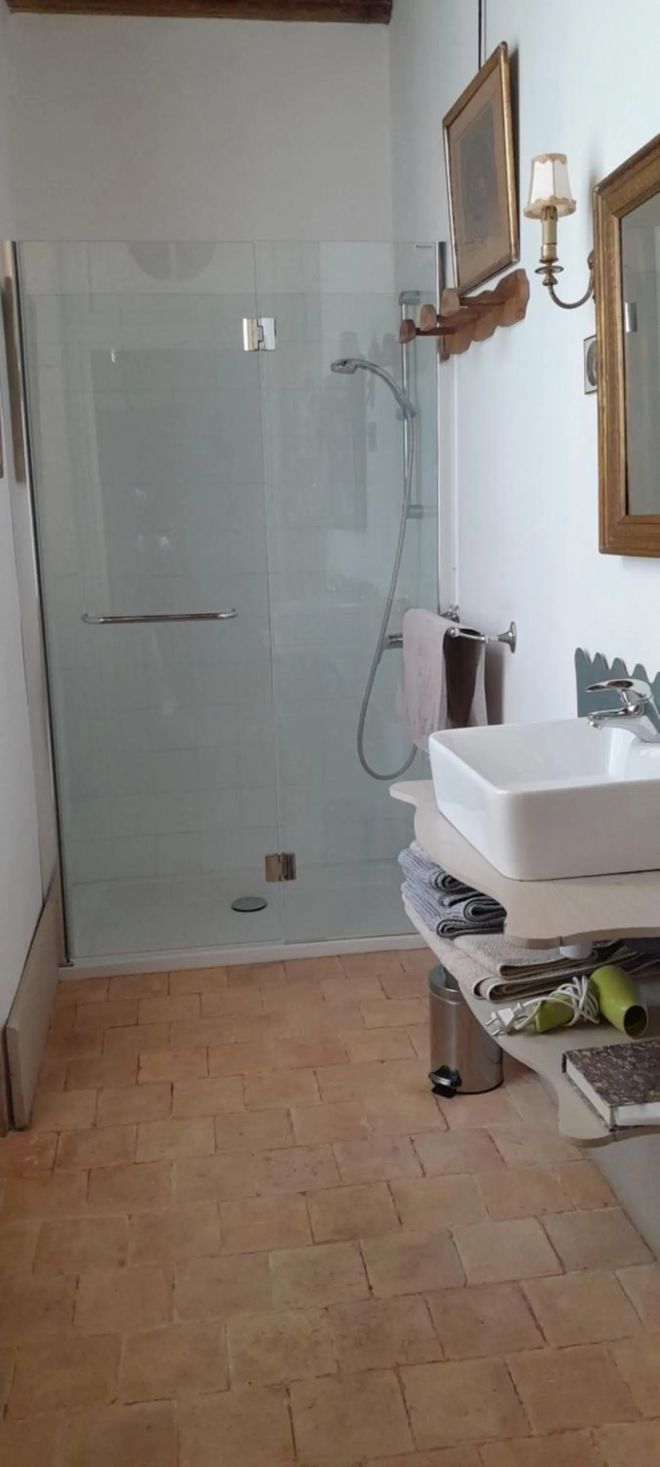 Bathroom in La Chanoinesse