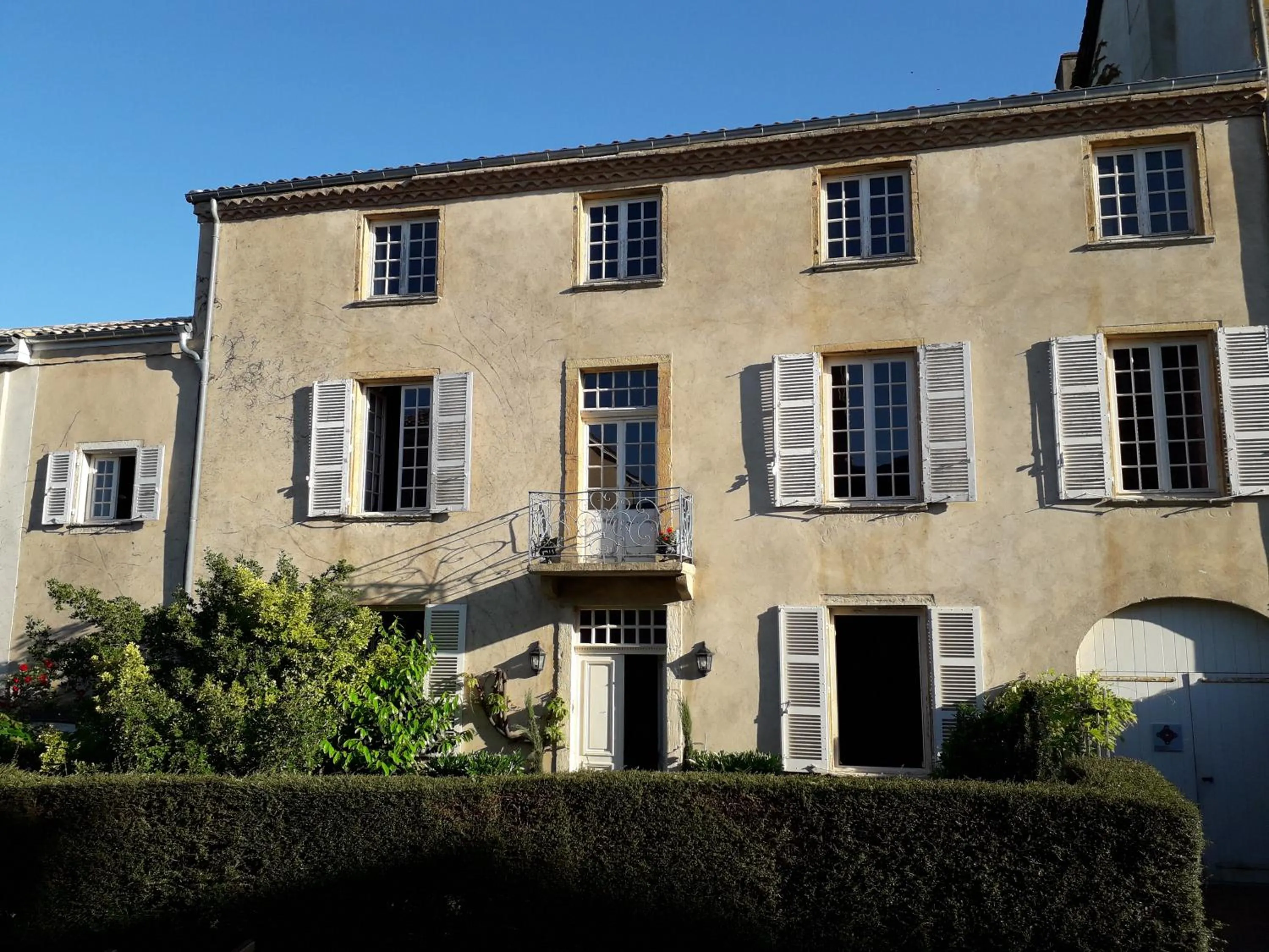 Property building in La Chanoinesse