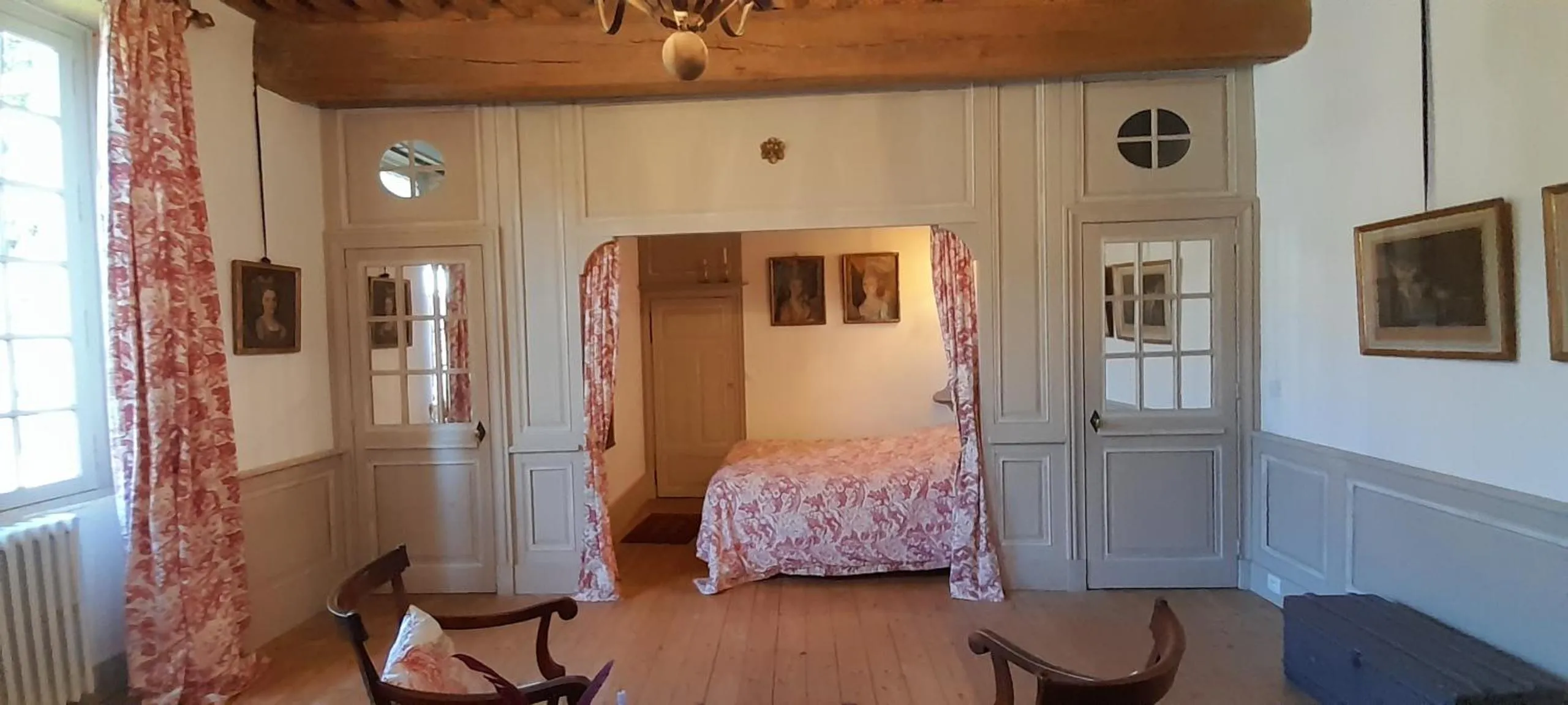 Photo of the whole room, Bed in La Chanoinesse