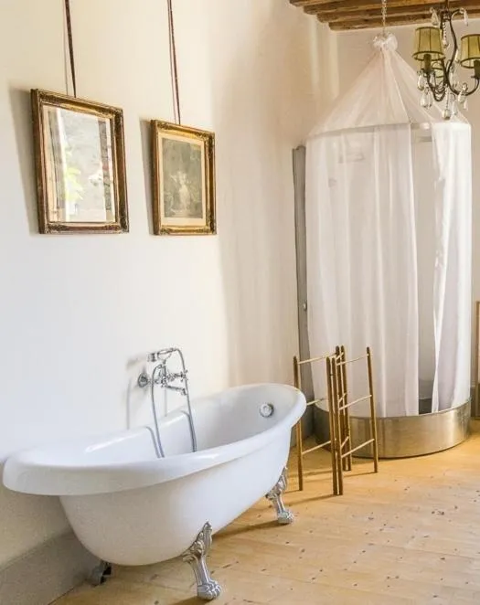 Bathroom in La Chanoinesse