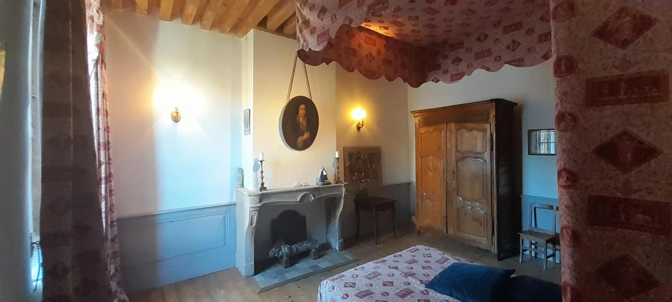 Photo of the whole room in La Chanoinesse