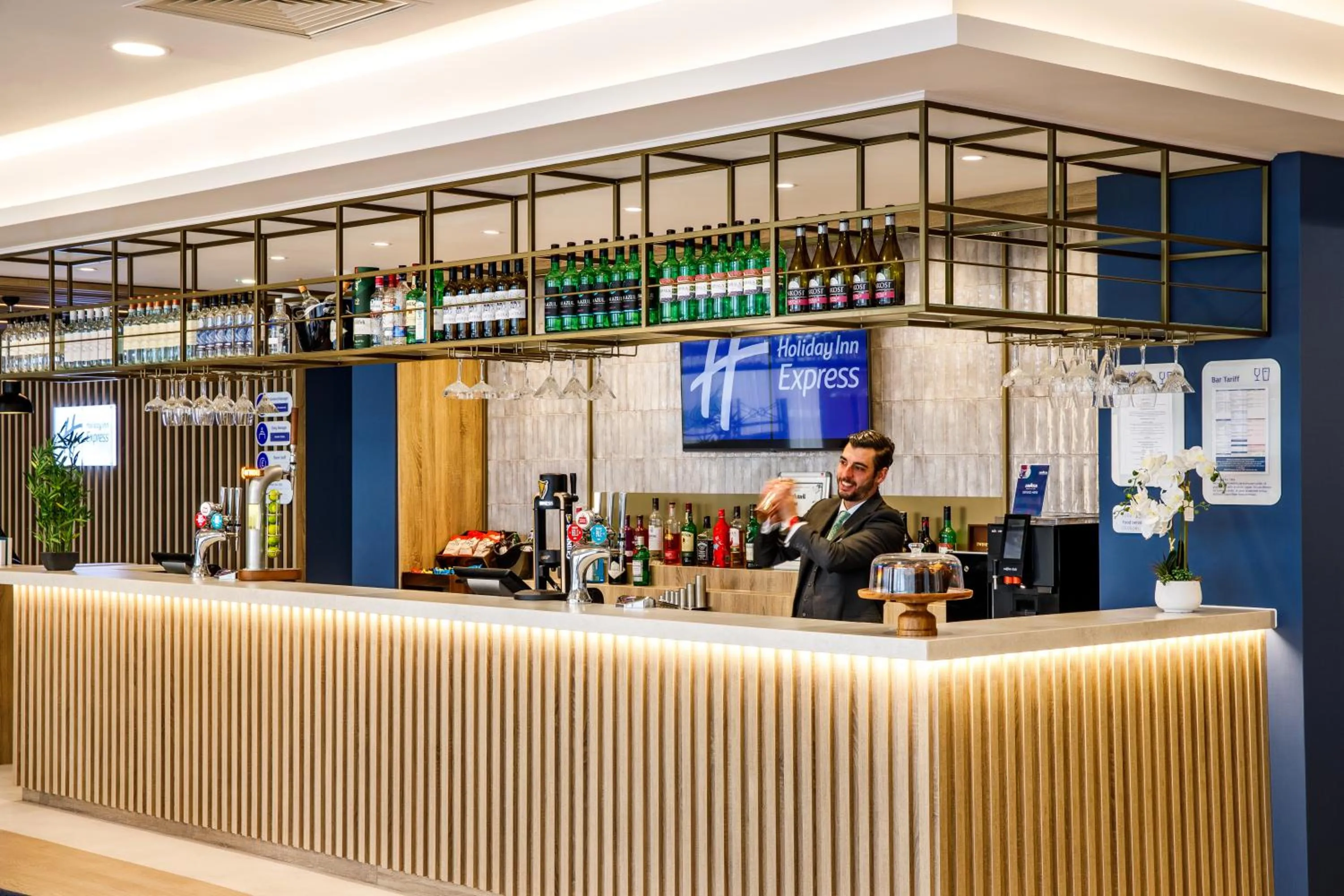 Lounge or bar in Holiday Inn Express London - ExCel by IHG