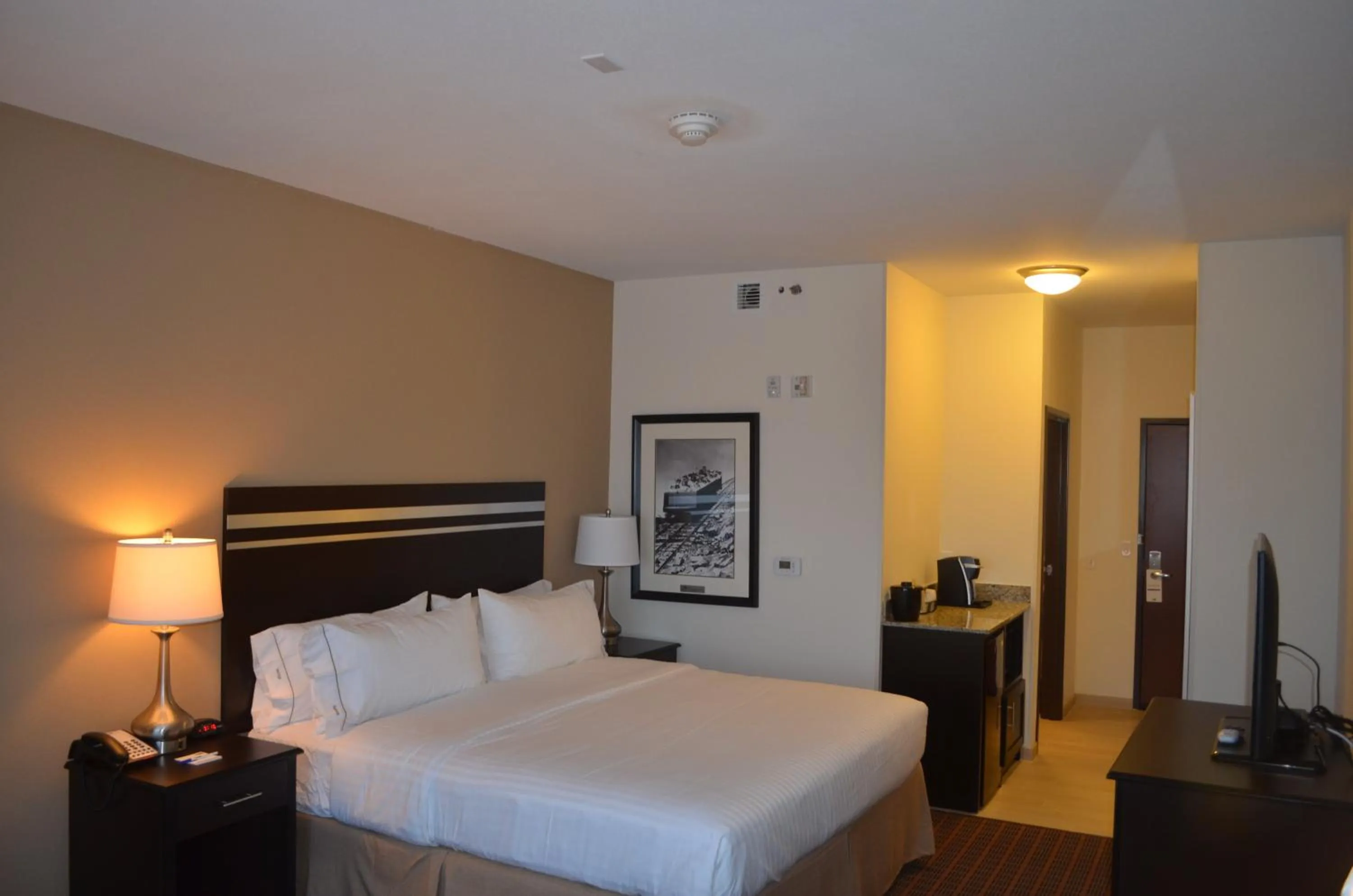 Photo of the whole room, Bed in Holiday Inn Express & Suites Golden by IHG