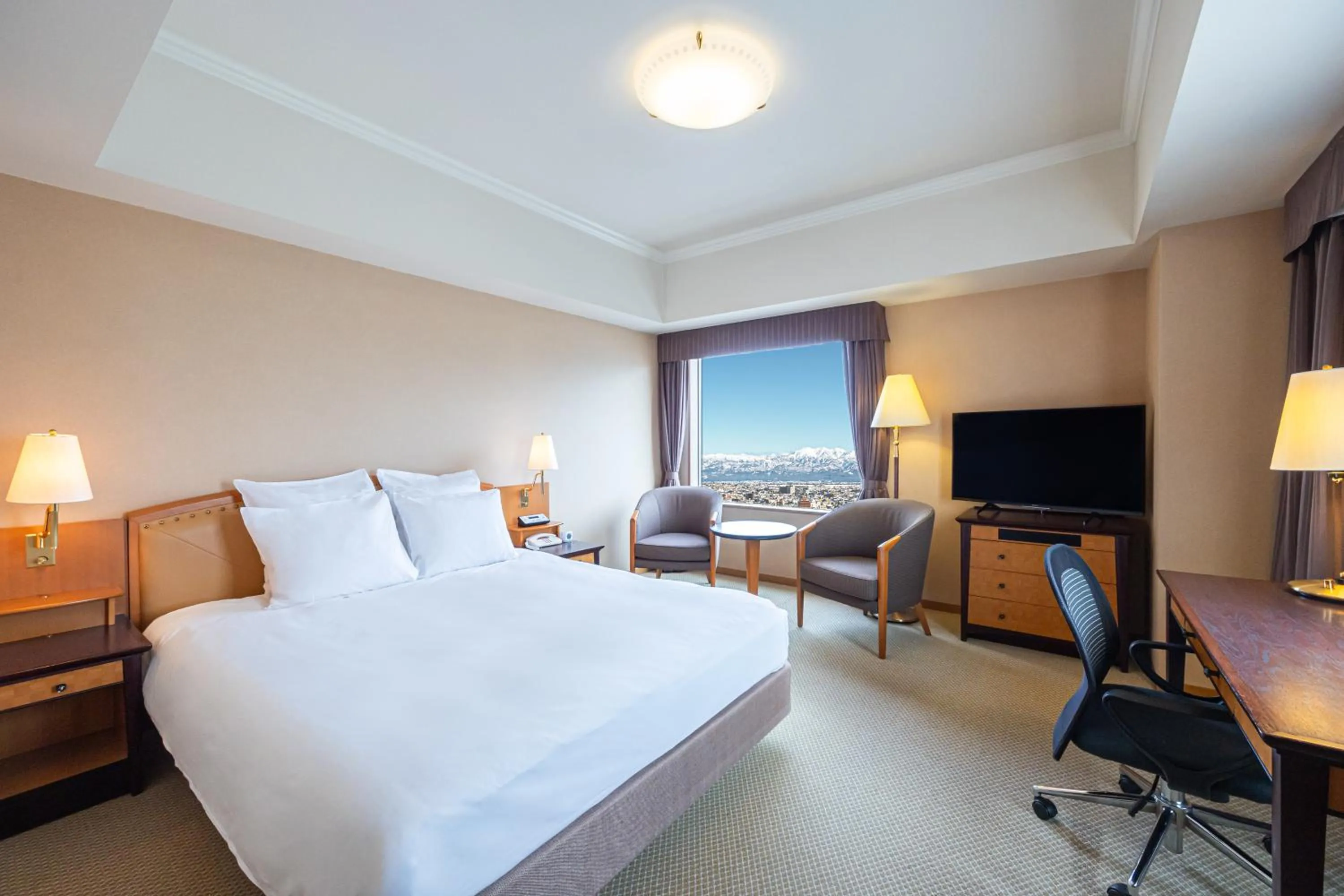 Bed in ANA Crowne Plaza Toyama by IHG