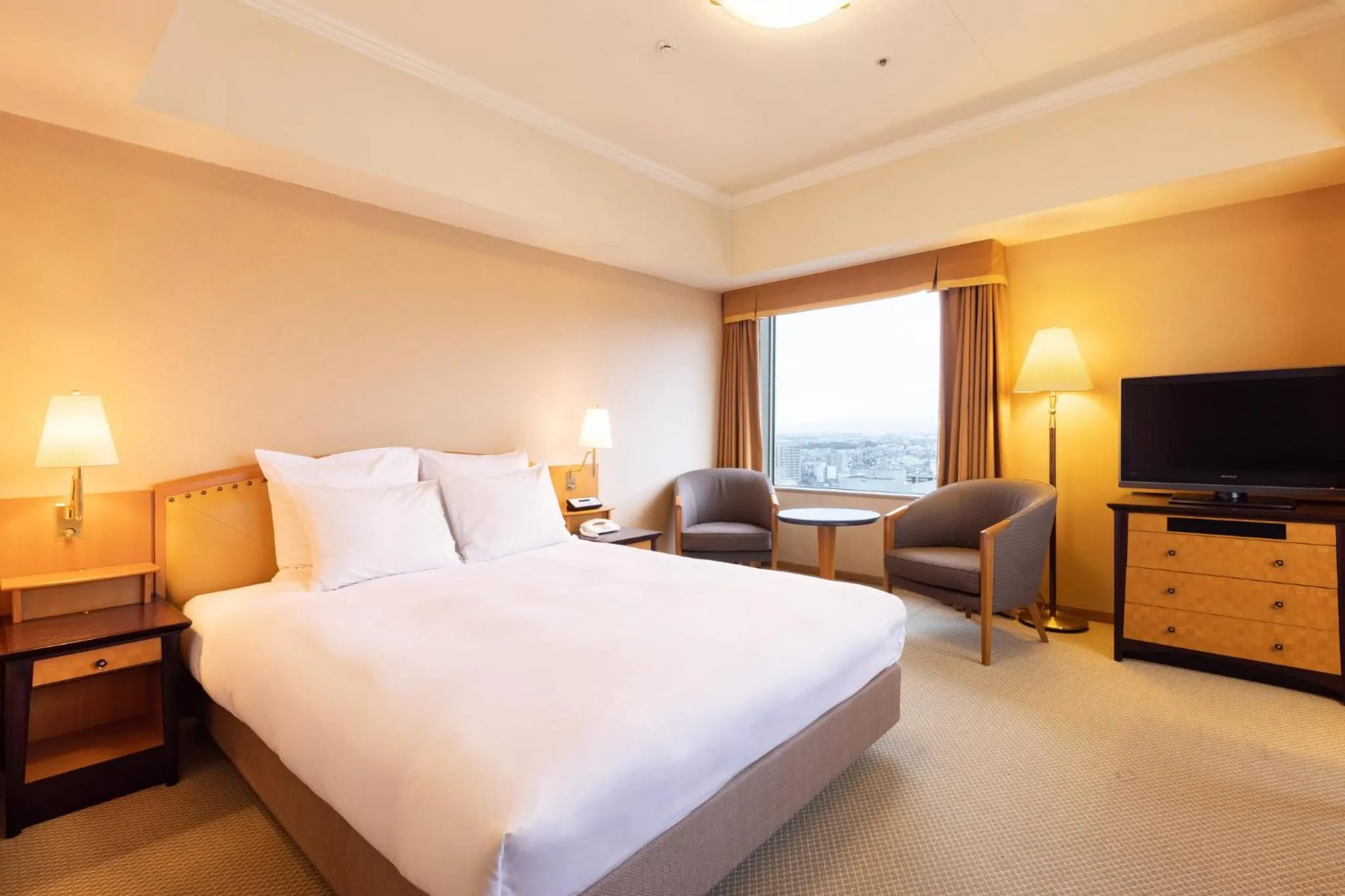 Photo of the whole room, Bed in ANA Crowne Plaza Toyama by IHG