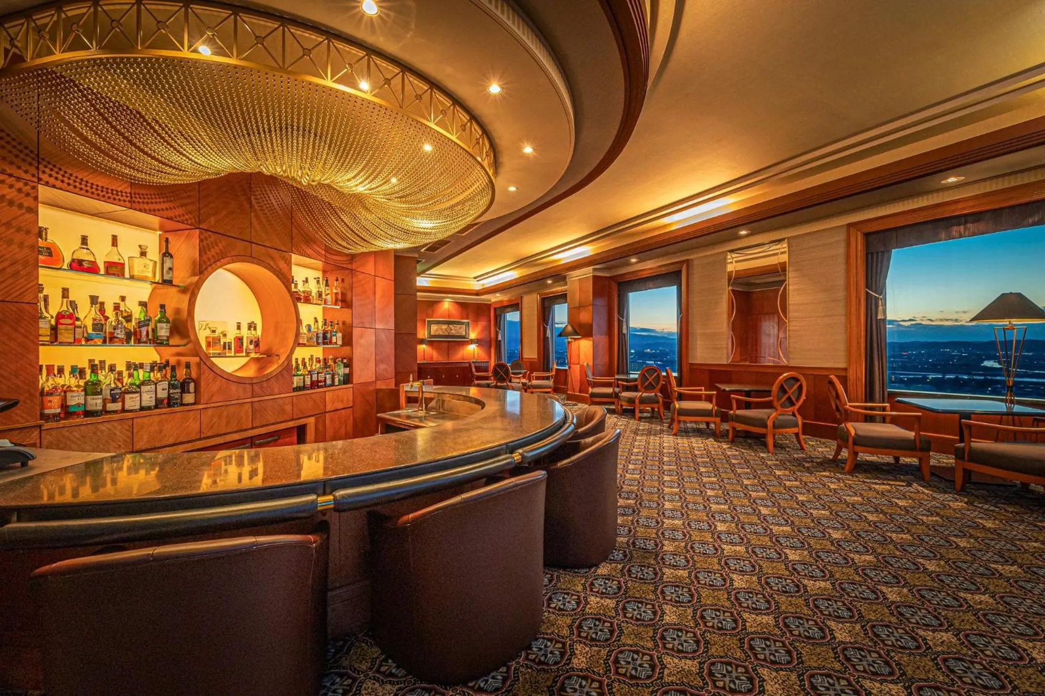Lounge or bar in ANA Crowne Plaza Toyama by IHG