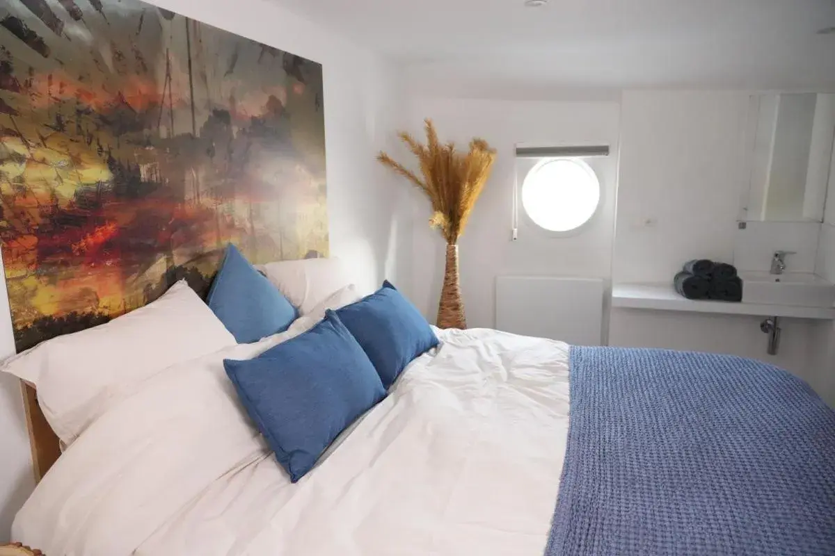 Superior Cabin on Boat in Hotel Restaurant Brasserie Feestzaal Ahoi, Kortrijk Superior Cabin on Boat in Hotel Restaurant Brasserie Feestzaal Ahoi, Kortrijk