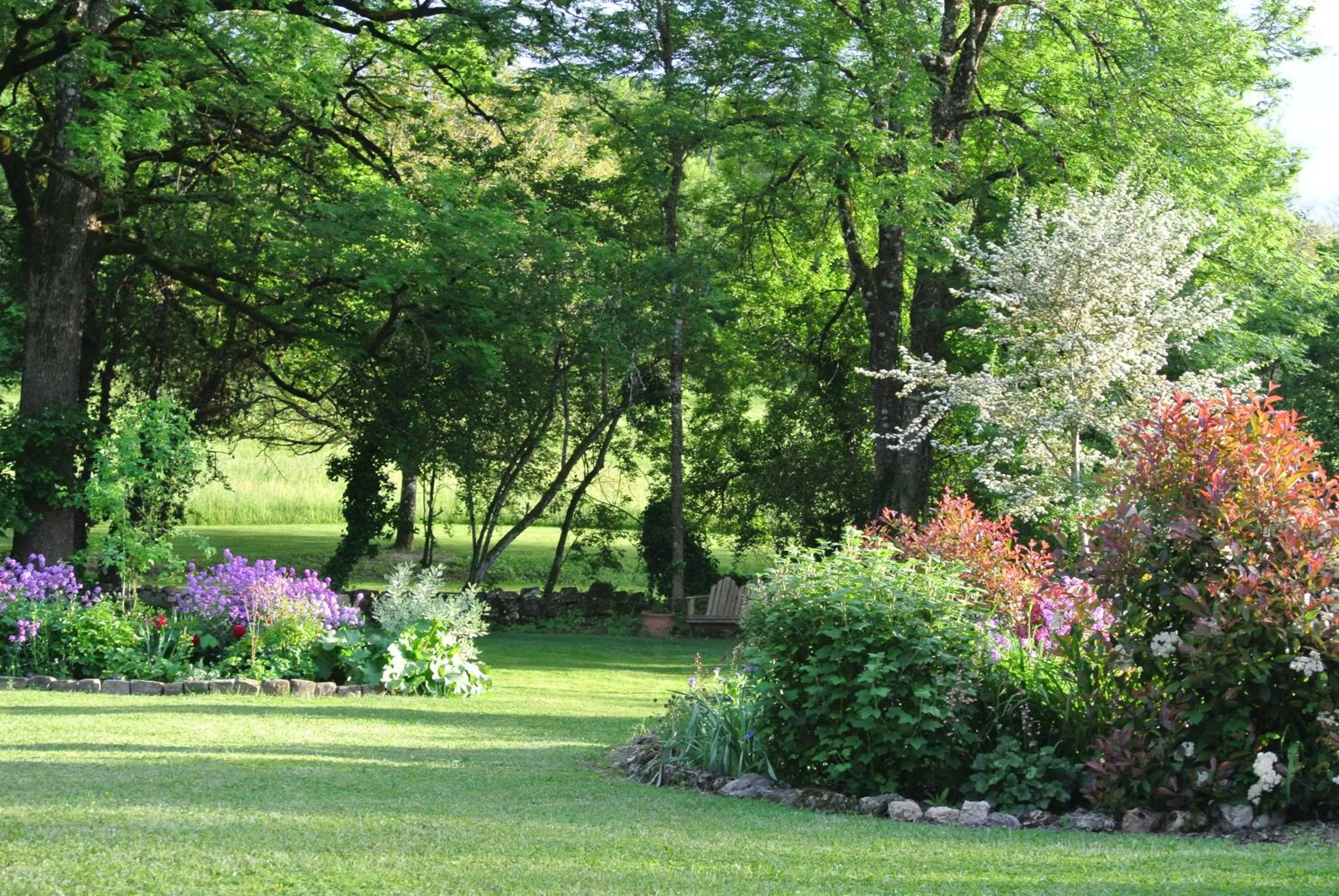 Garden view in Chambre d'hôtes Au jardin de la Bachellerie