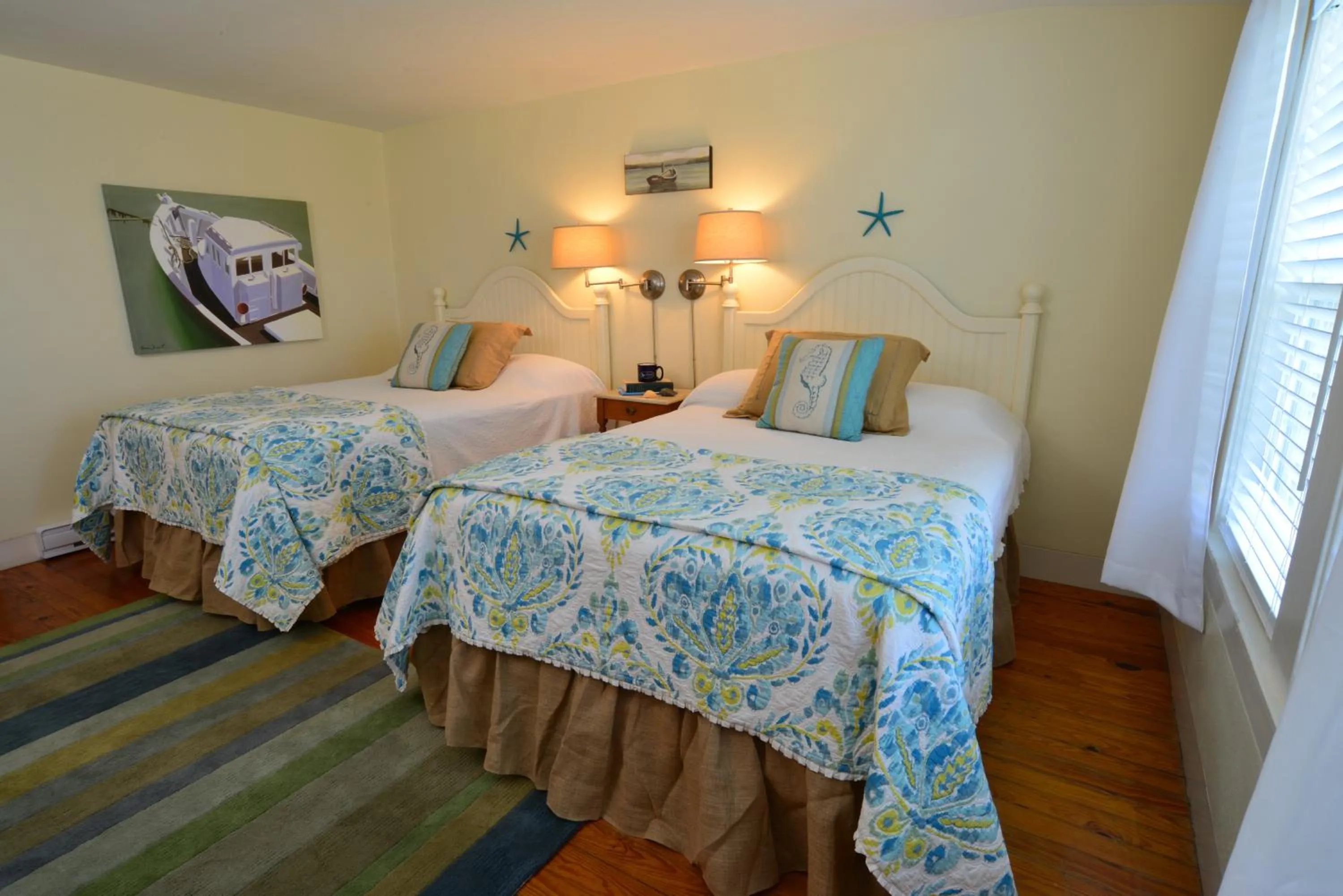 Bed in Newagen Seaside Inn