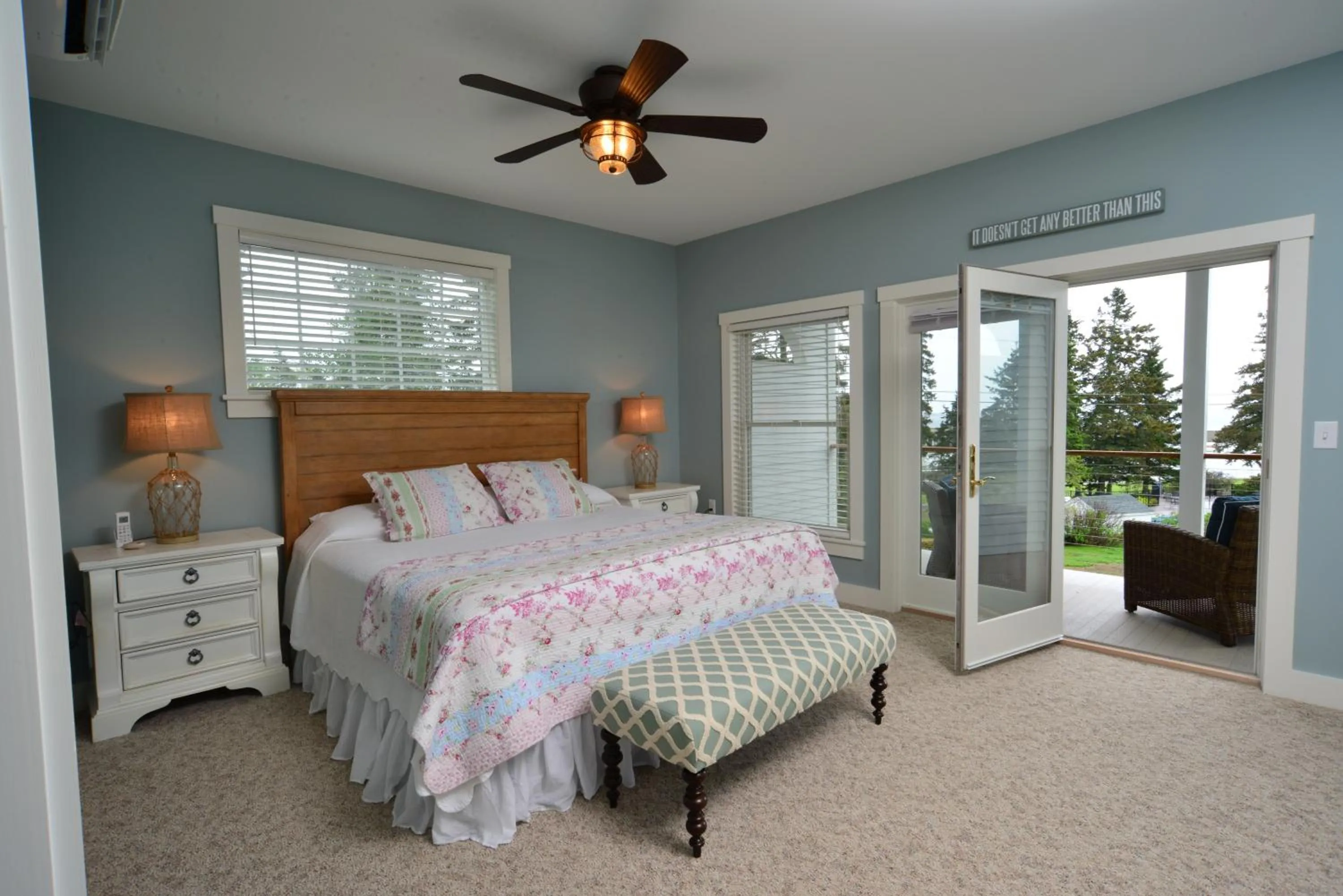 Balcony/Terrace, Bed in Newagen Seaside Inn