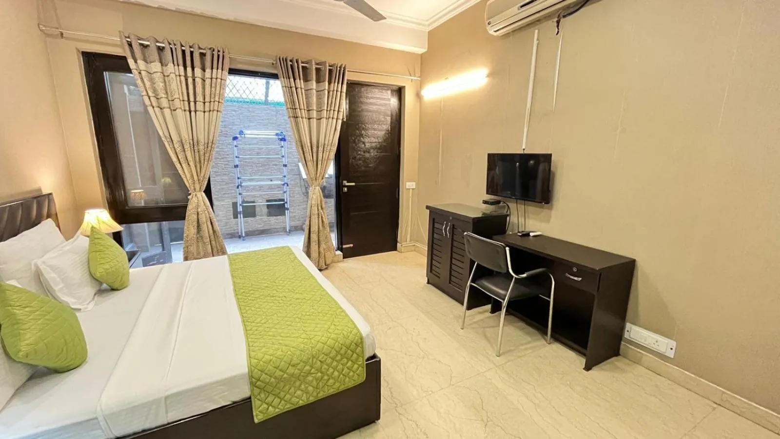 Communal lounge/ TV room, Bed in Abode Residency near USA Embassy Delhi Safdarjung Enclave New Delhi