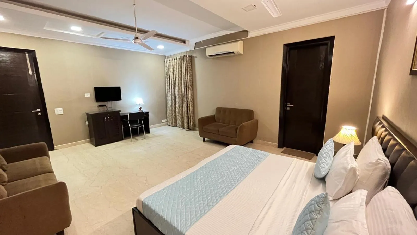 Communal lounge/ TV room, Bed in Abode Residency near USA Embassy Delhi Safdarjung Enclave New Delhi