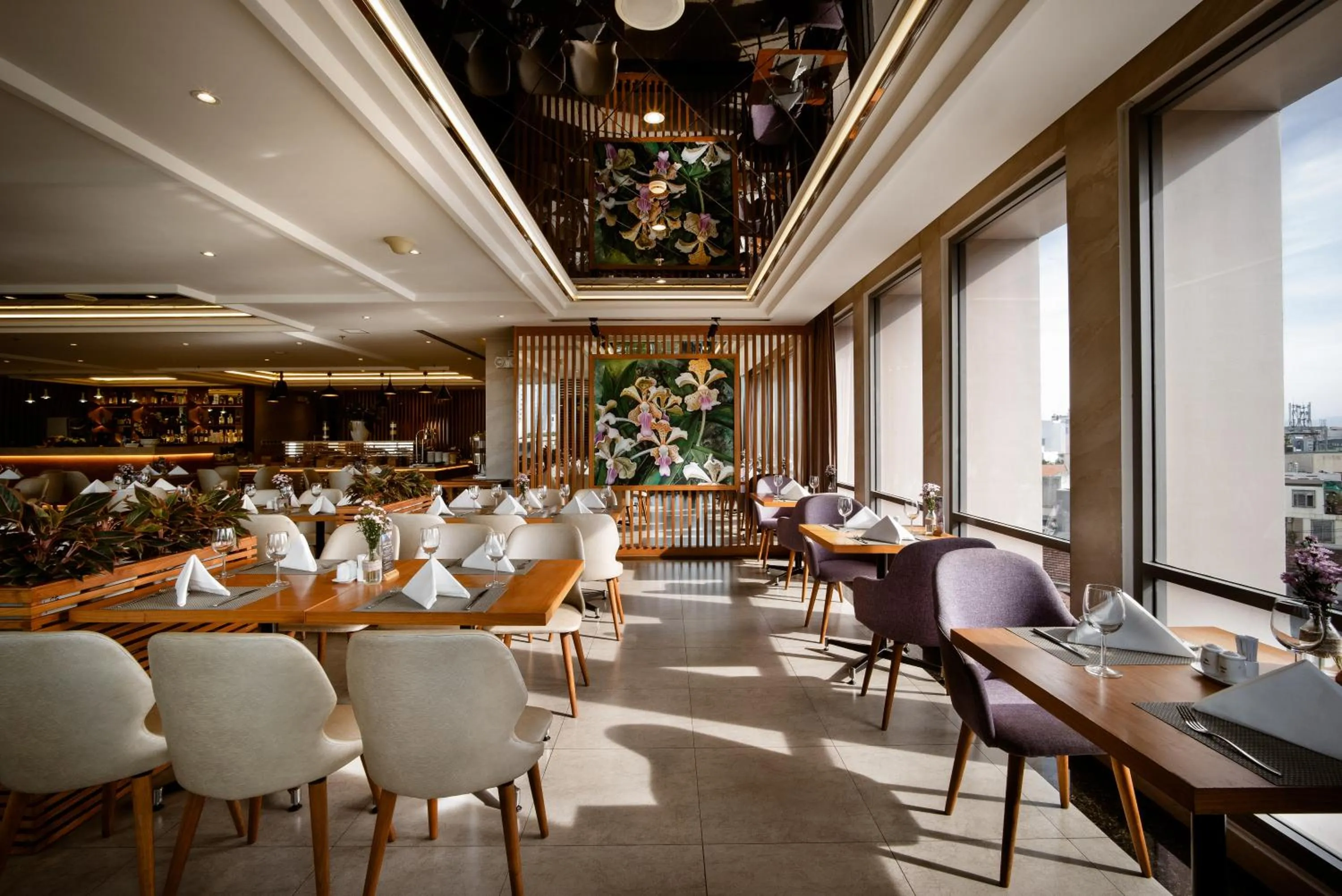 Restaurant/places to eat in Vanda Hotel