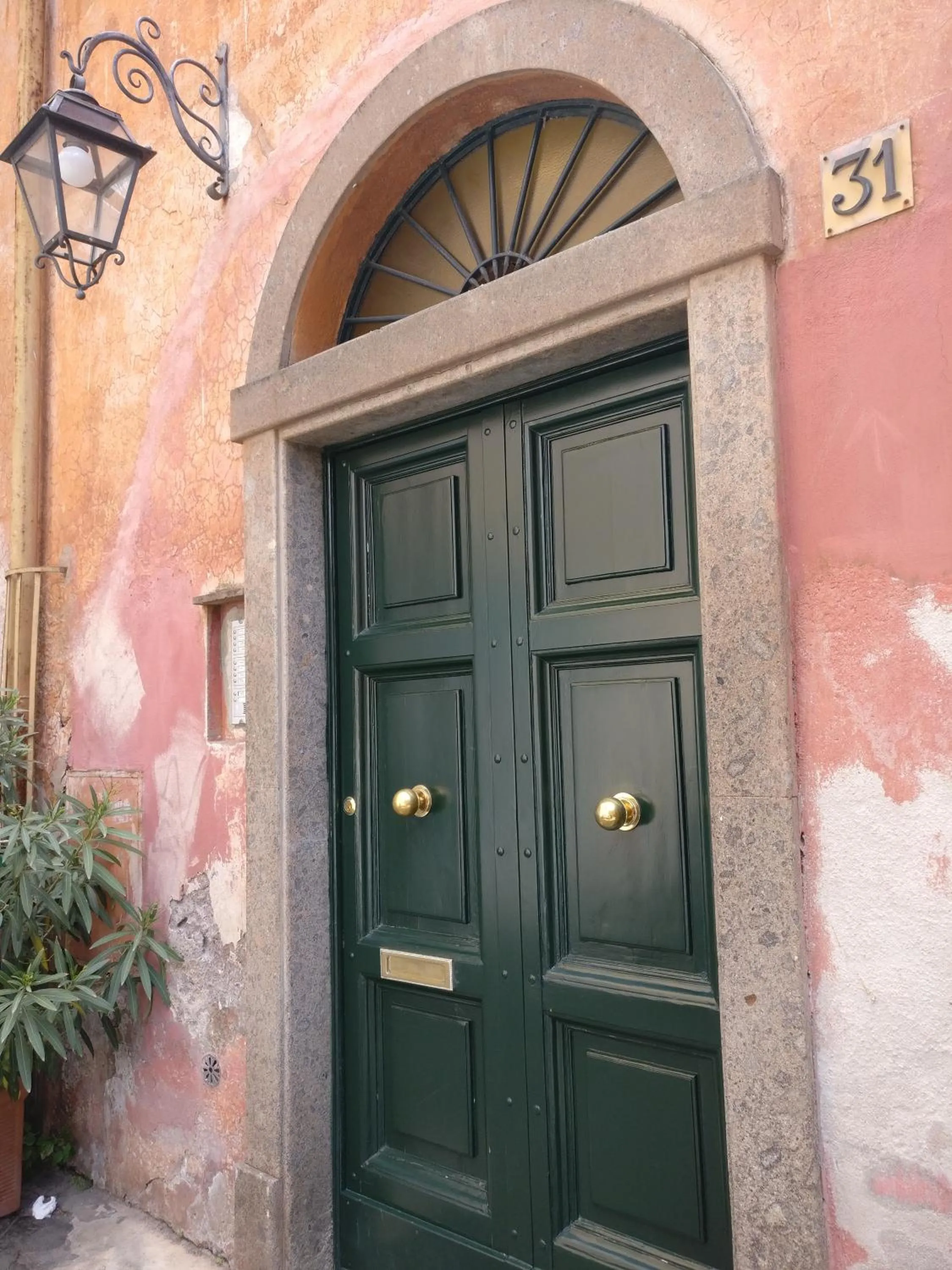 Facade/entrance in Scent Of Trastevere