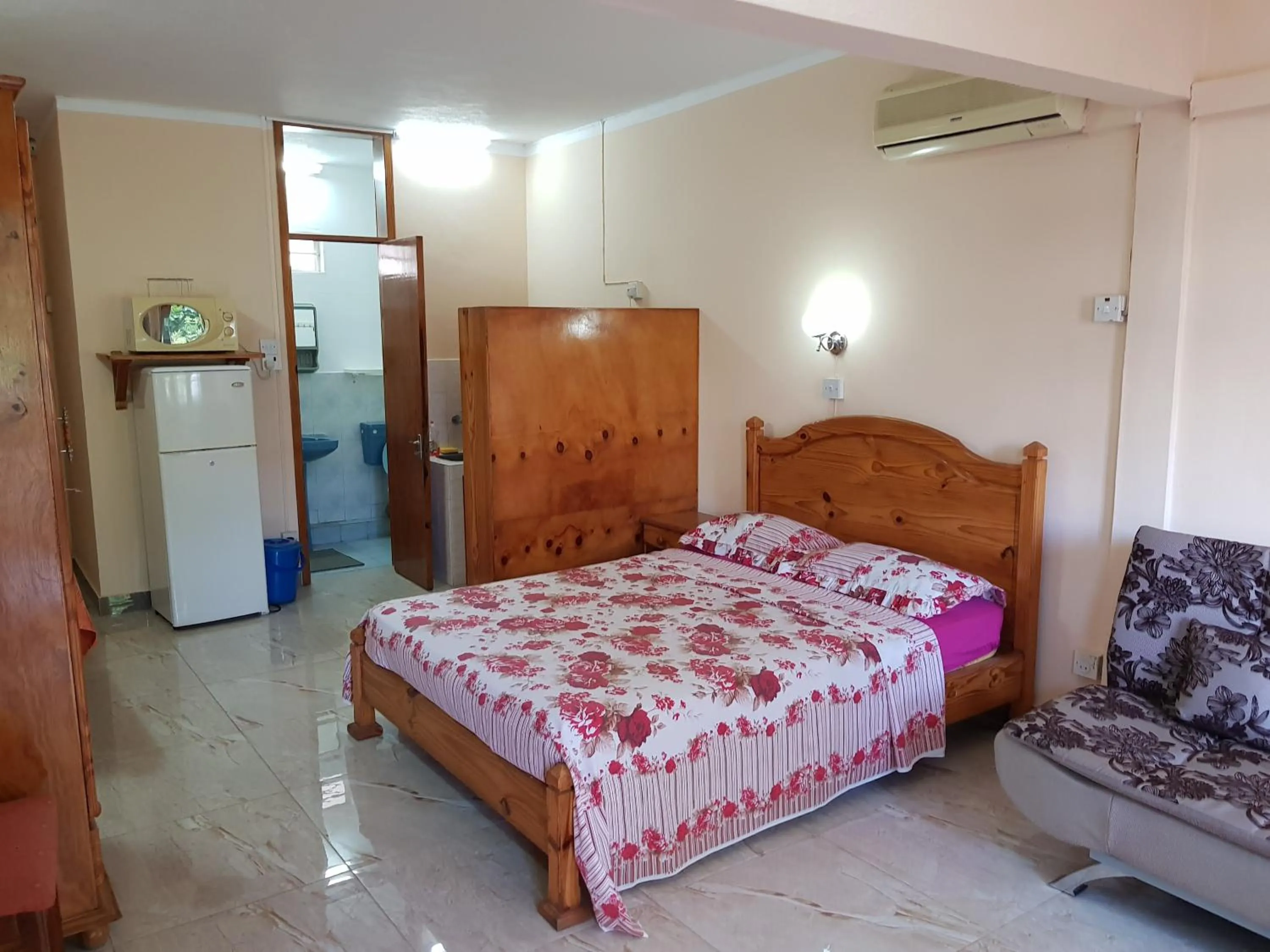 Bathroom, Bed in Pereybere Beach Apartments