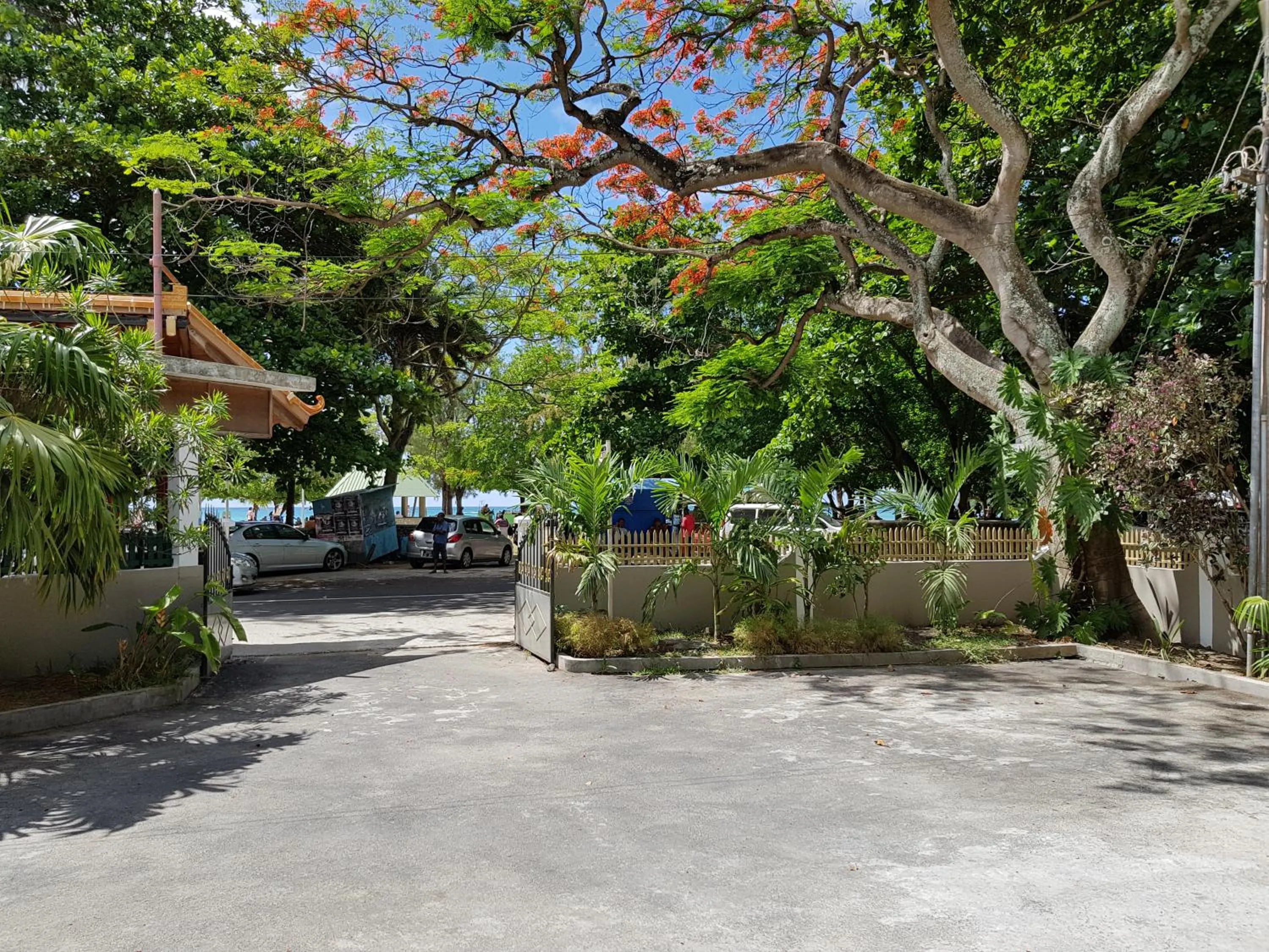 Street view in Pereybere Beach Apartments
