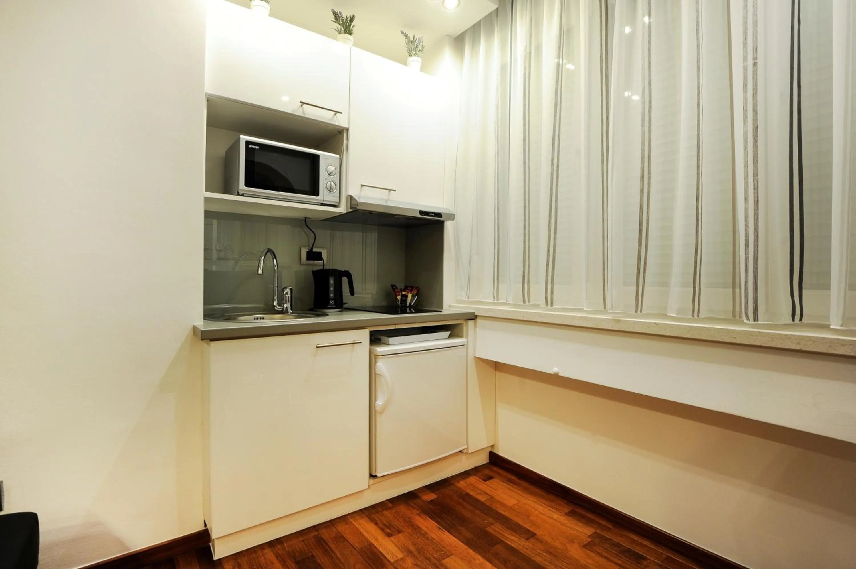 Kitchen or kitchenette in Main Street Studio and Rooms