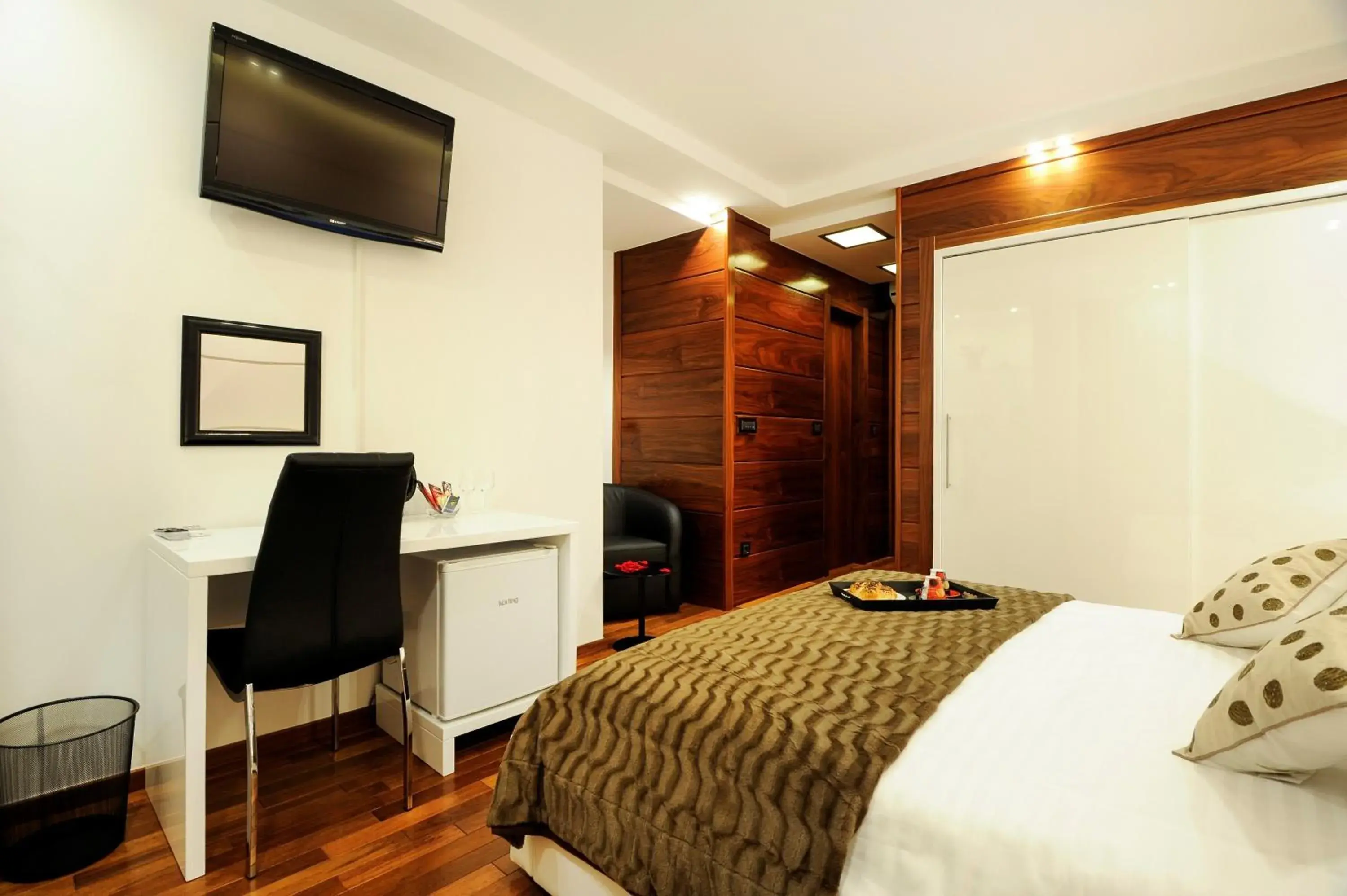 Deluxe King Room in Main Street Studio and Rooms Deluxe King Room in Main Street Studio and Rooms