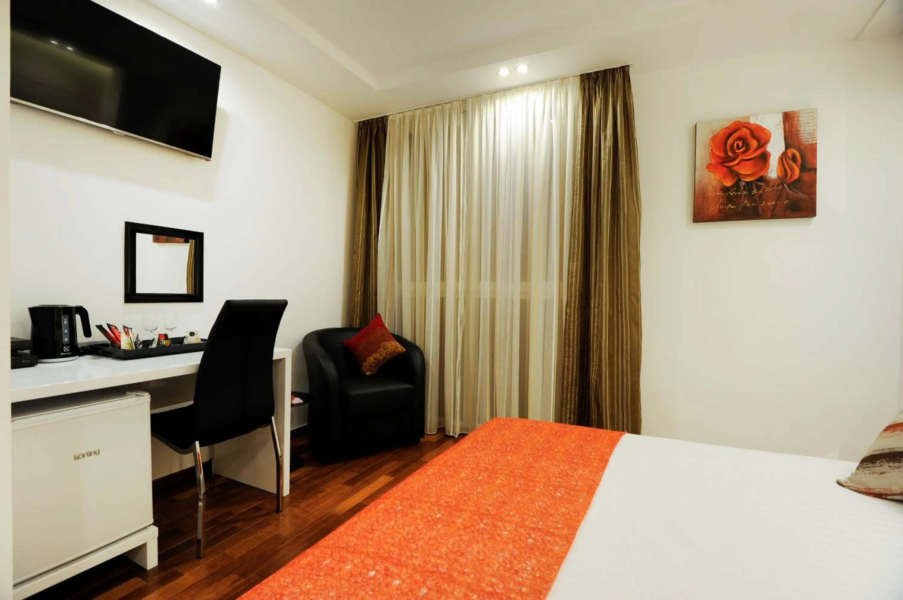 TV and multimedia, Bed in Main Street Studio and Rooms