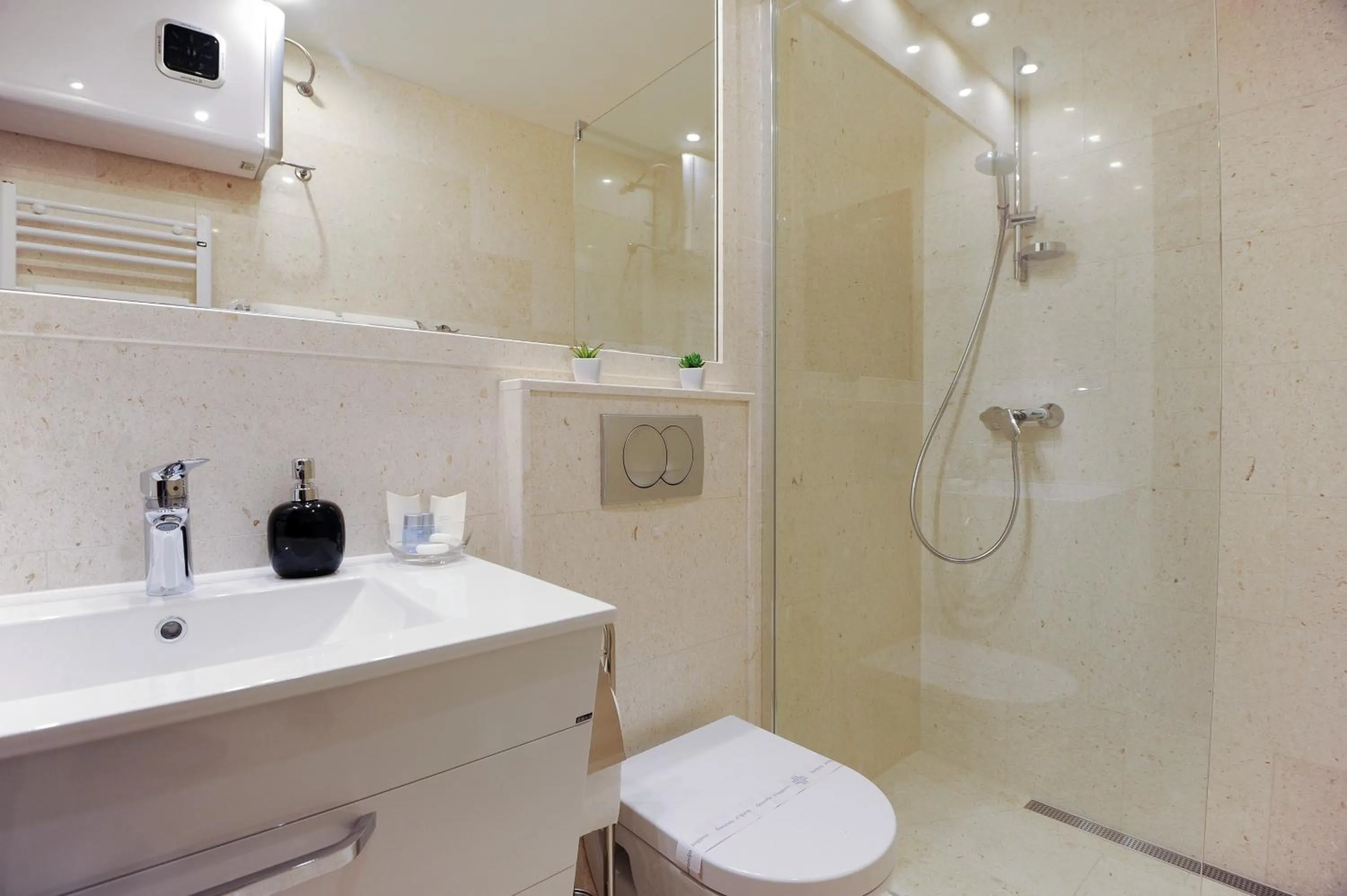 Shower in Main Street Studio and Rooms