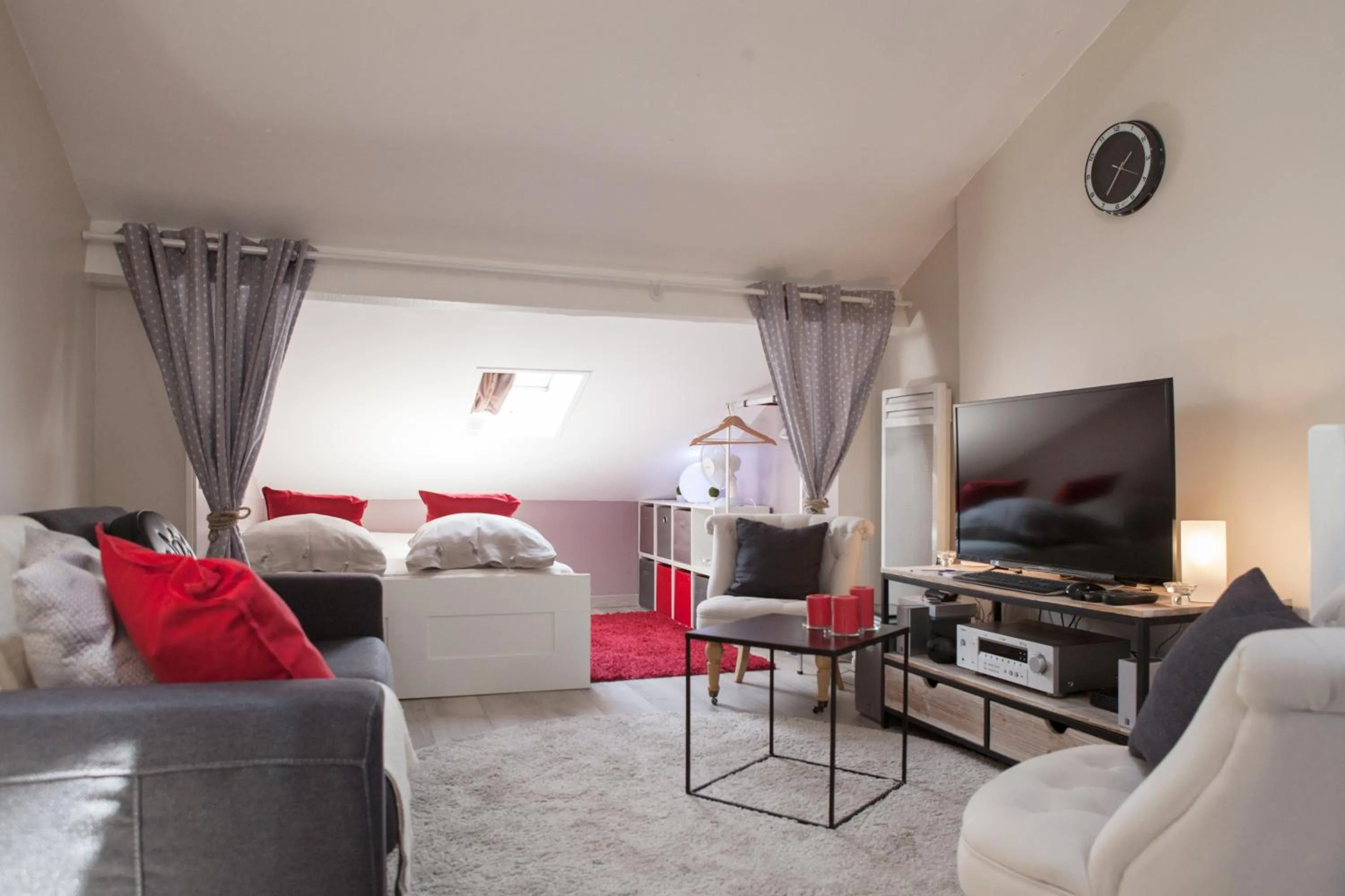 Living room, Bed in Spacious 2-Bedroom Family Duplex with Free Parking and Netflix