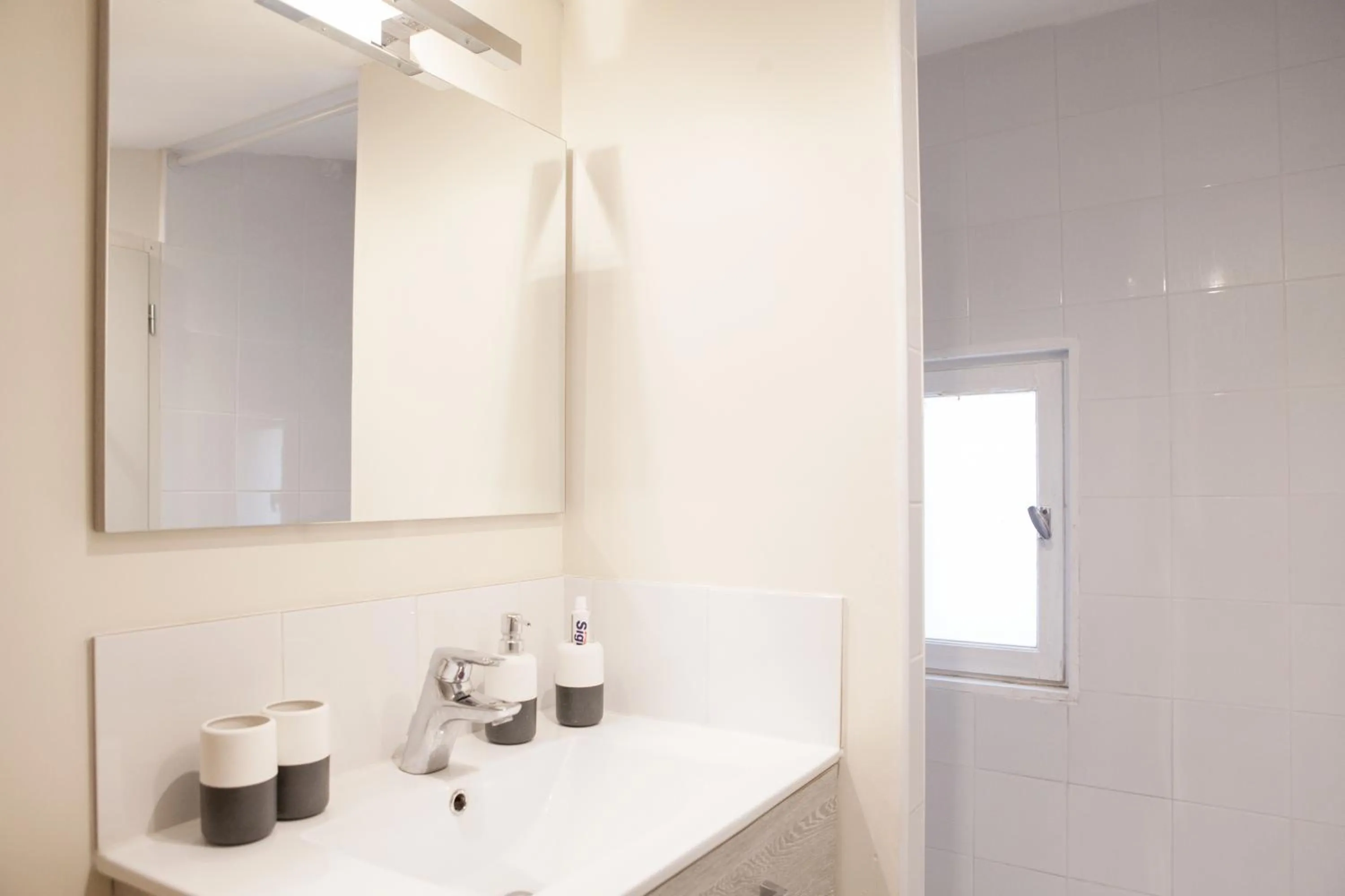 Shower in Spacious 2-Bedroom Family Duplex with Free Parking and Netflix