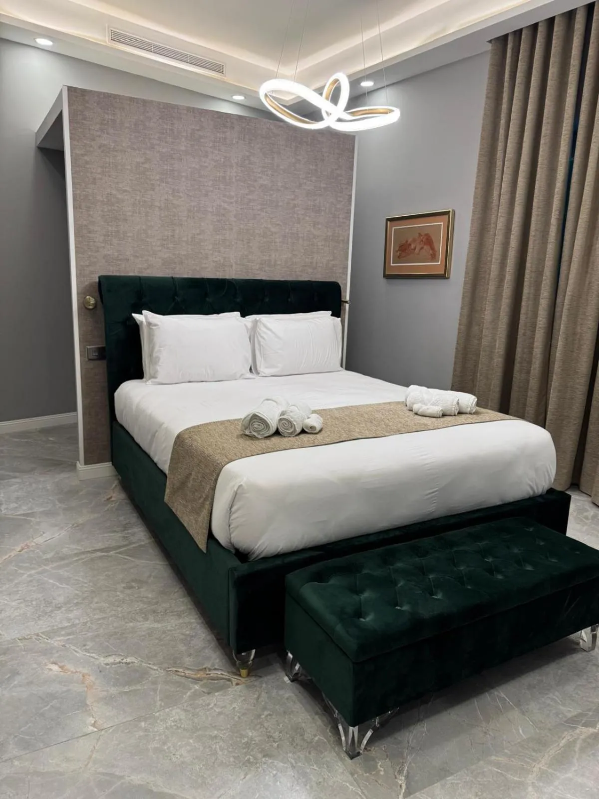 Queen Room in Howard House Hotel