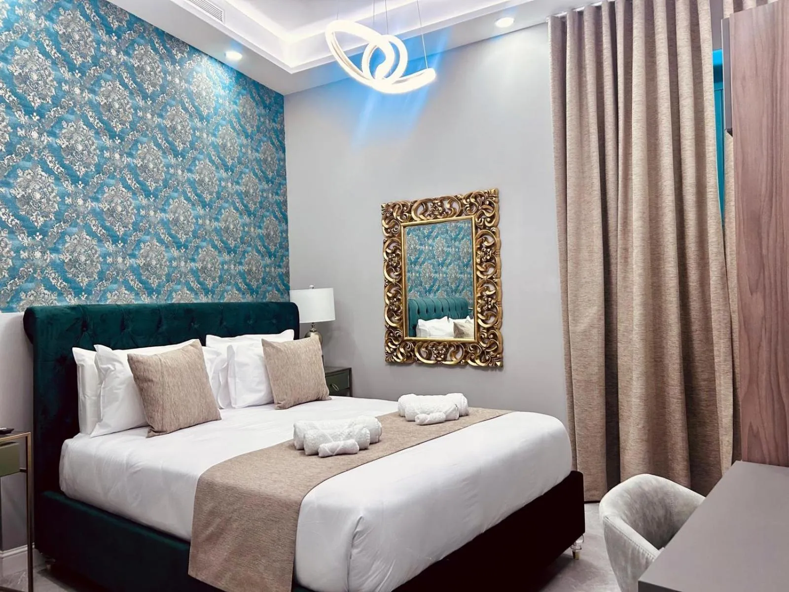 Superior Queen Room in Howard House Hotel