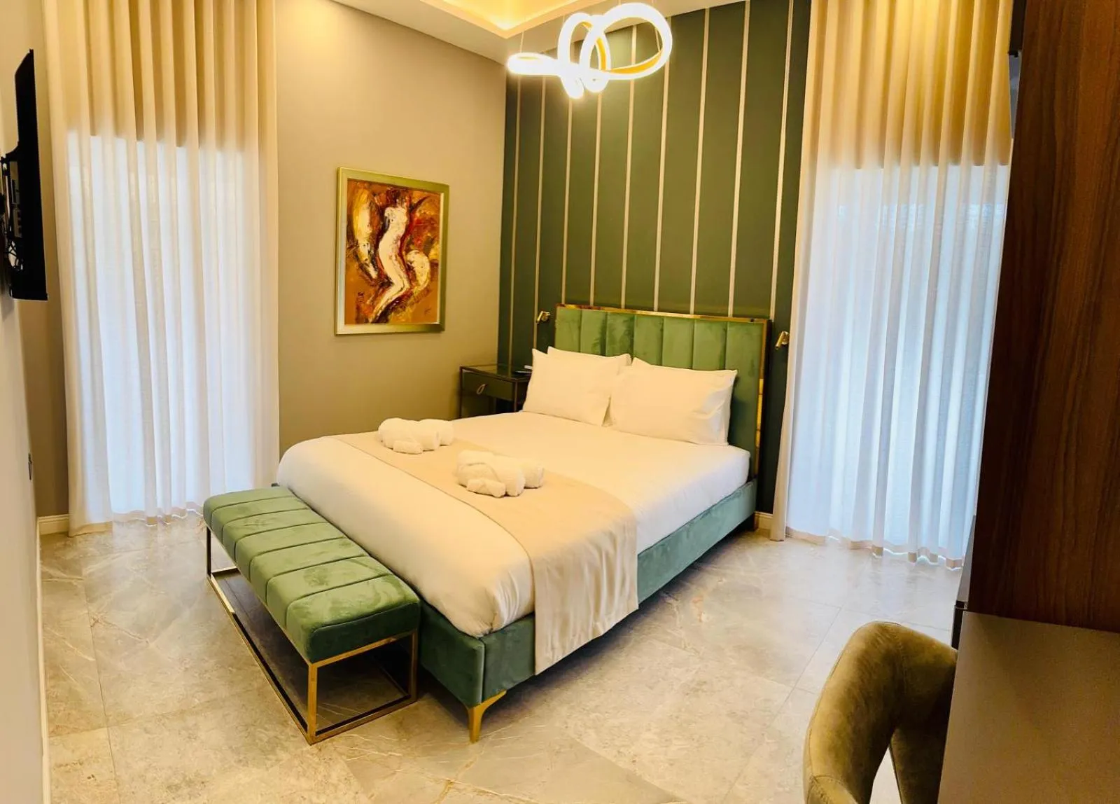 Deluxe Queen Room in Howard House Hotel