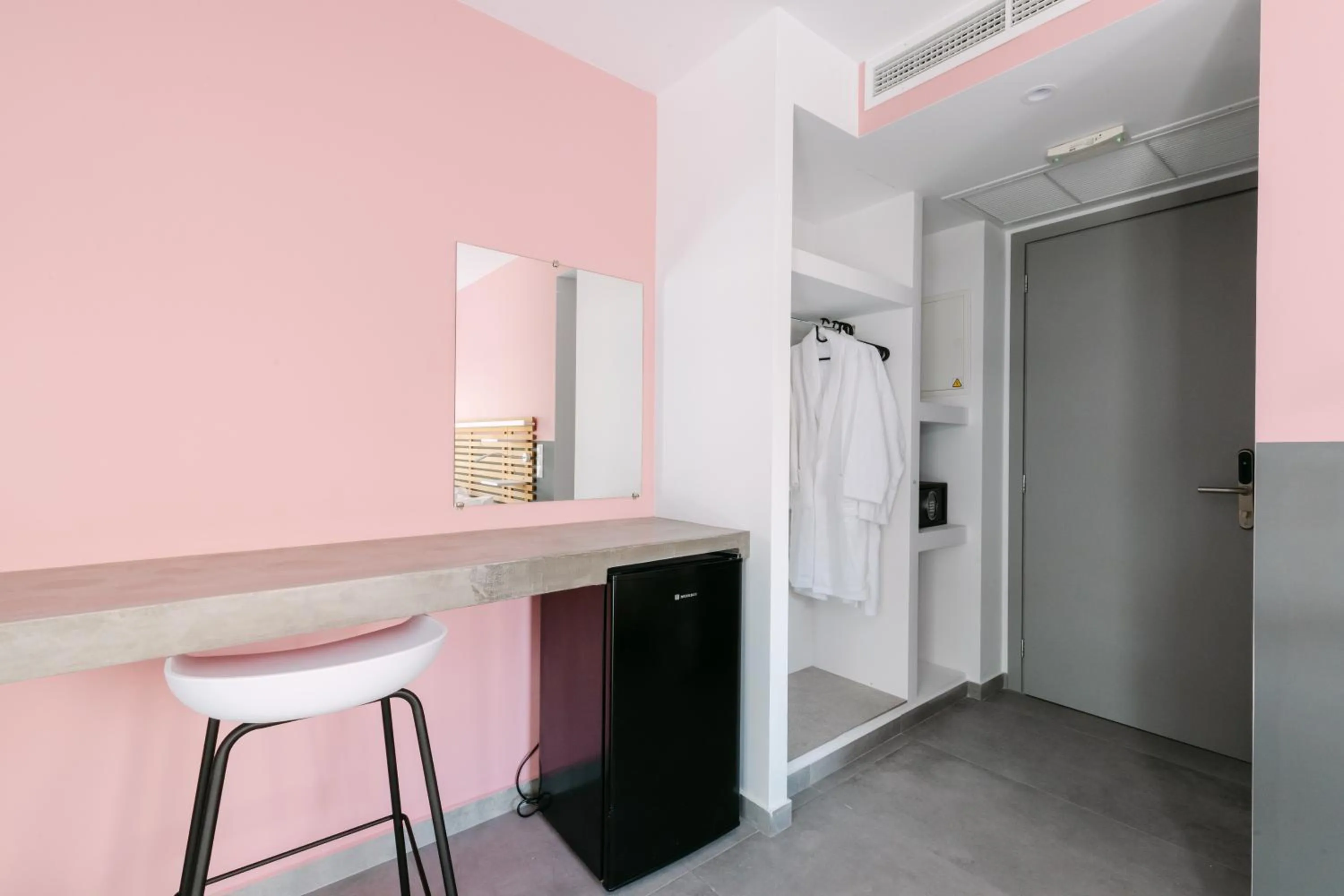 wardrobe in 11 Reasons Why Metaxourgeio