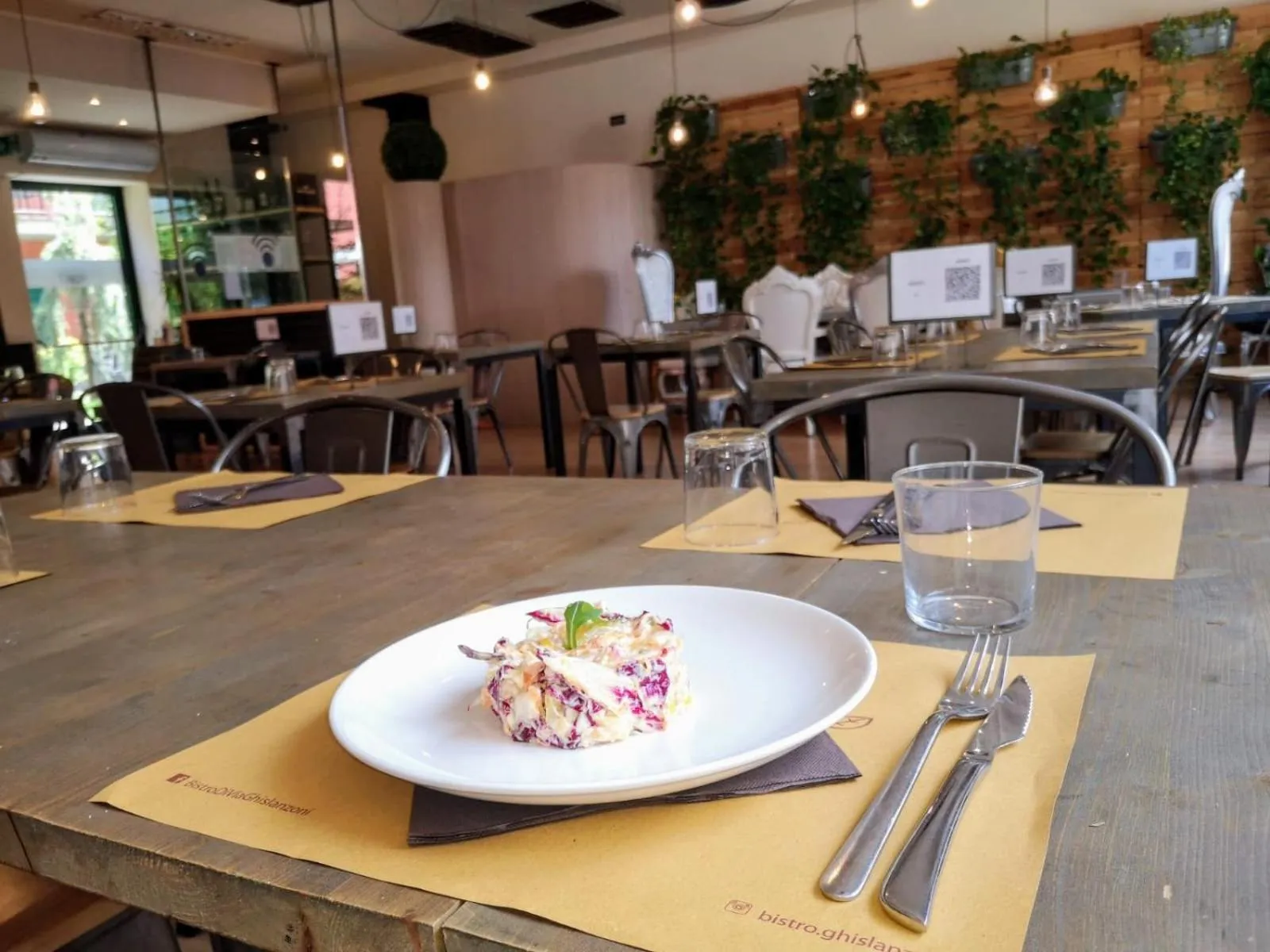 Restaurant/places to eat in Central Hostel BG