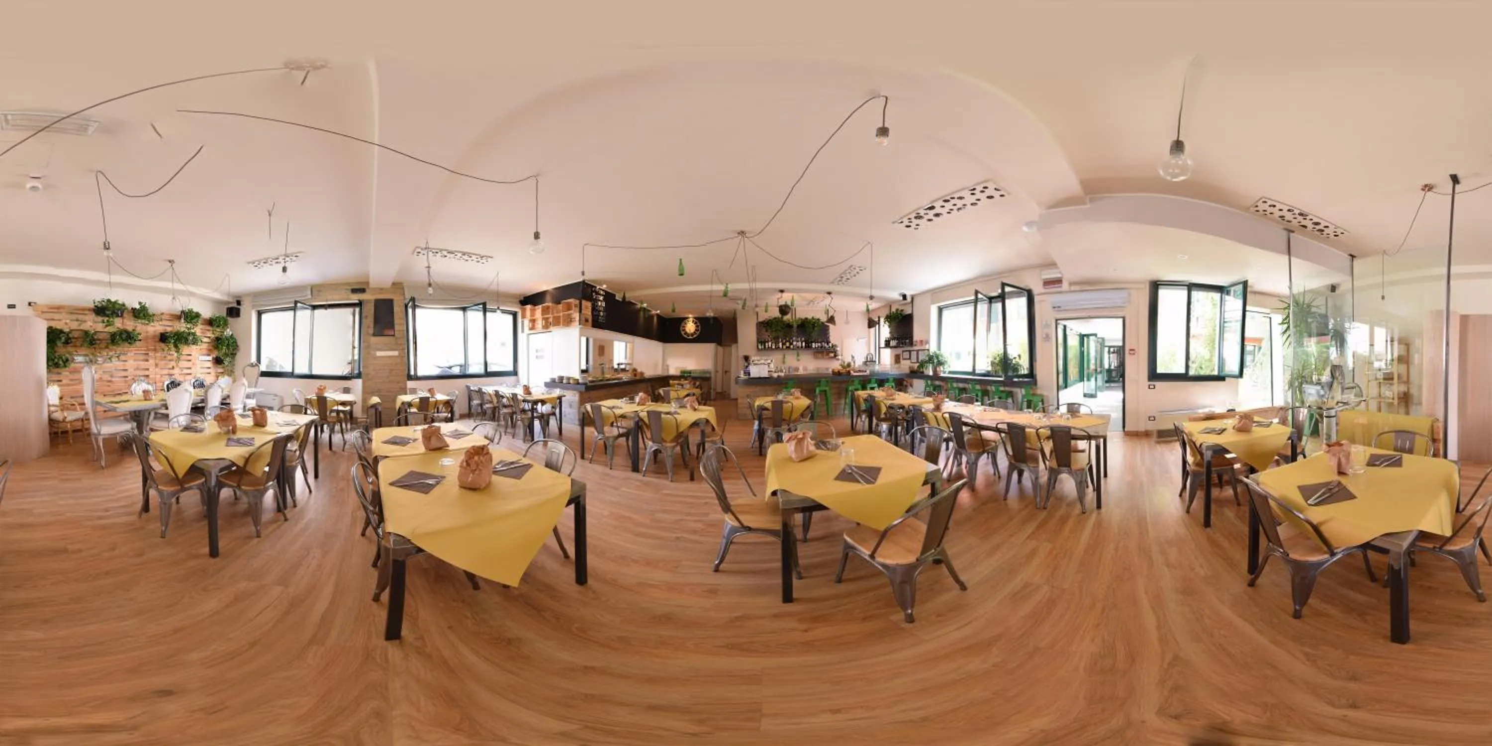 Restaurant/places to eat in Central Hostel BG