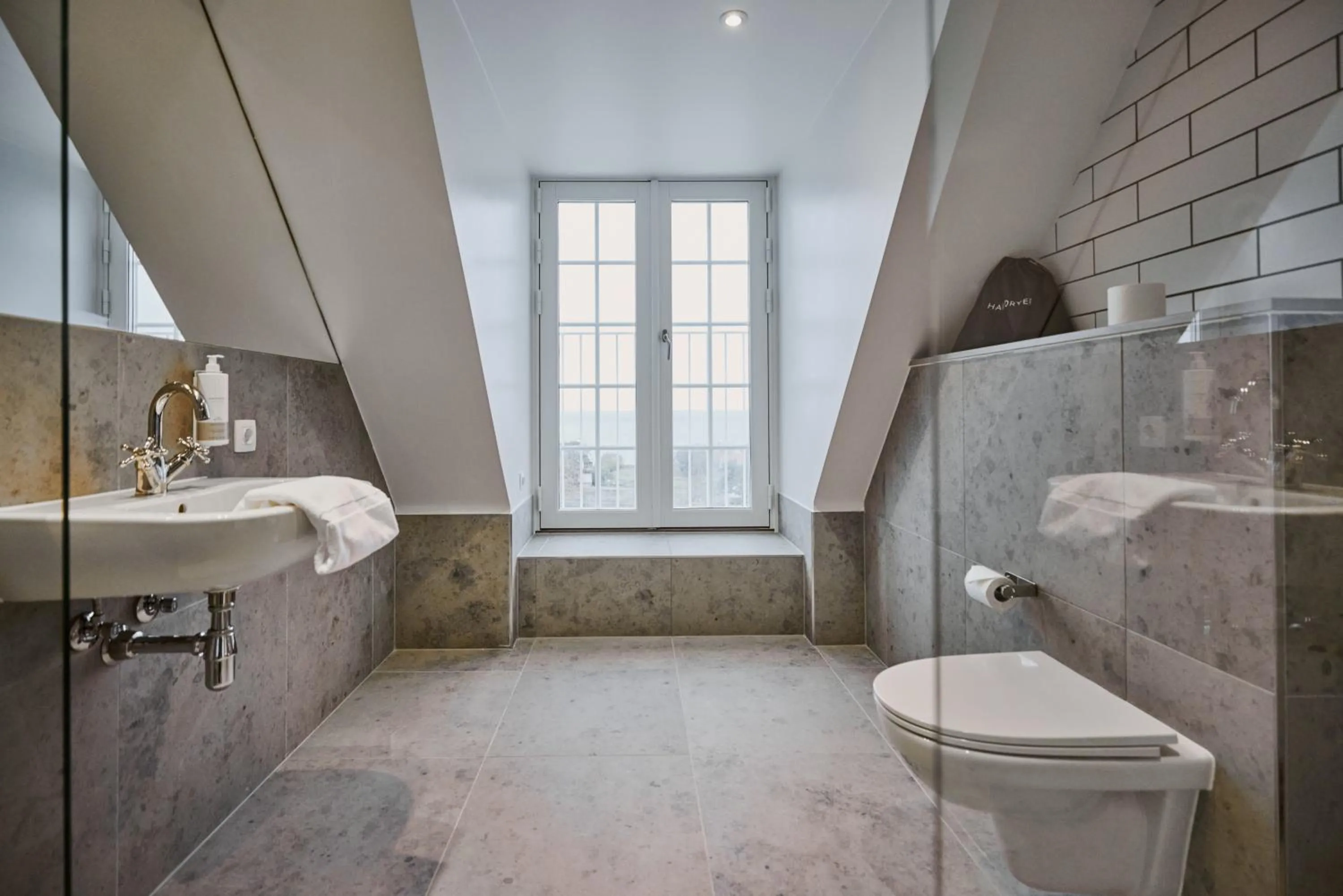 Shower in Hôtel de Ville