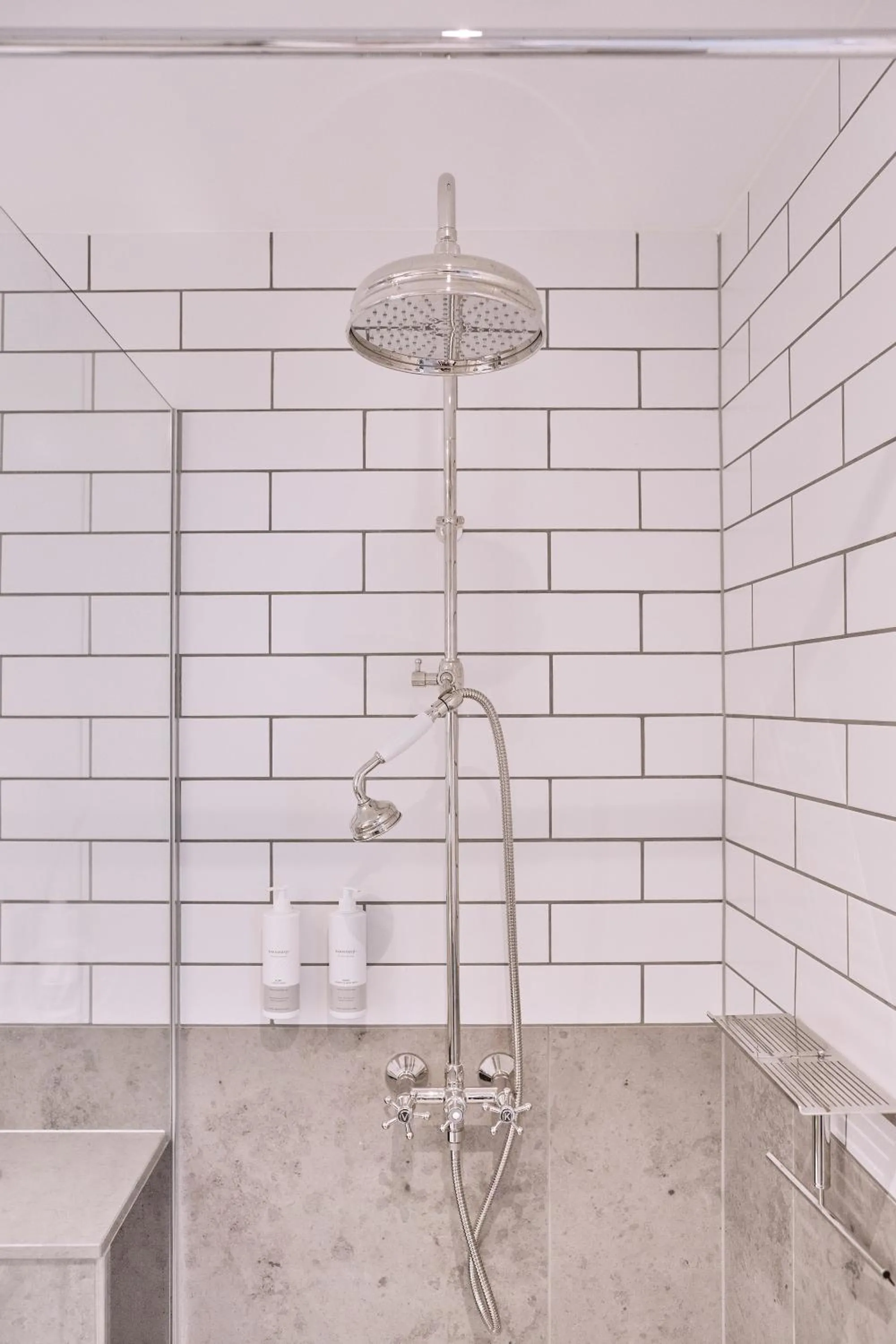 Shower in Hôtel de Ville
