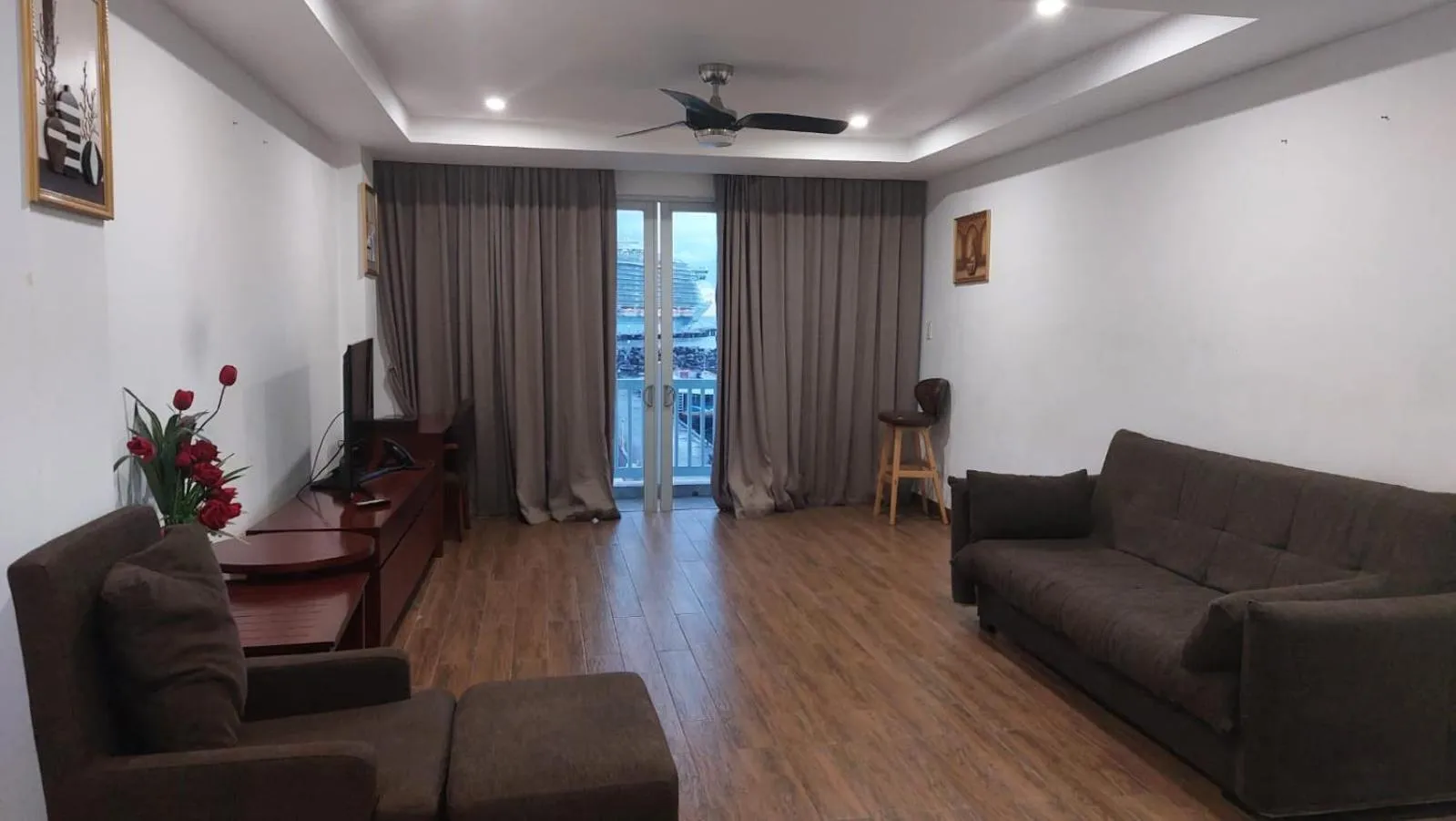 TV and multimedia in Kings Pavilion Suites Hotel