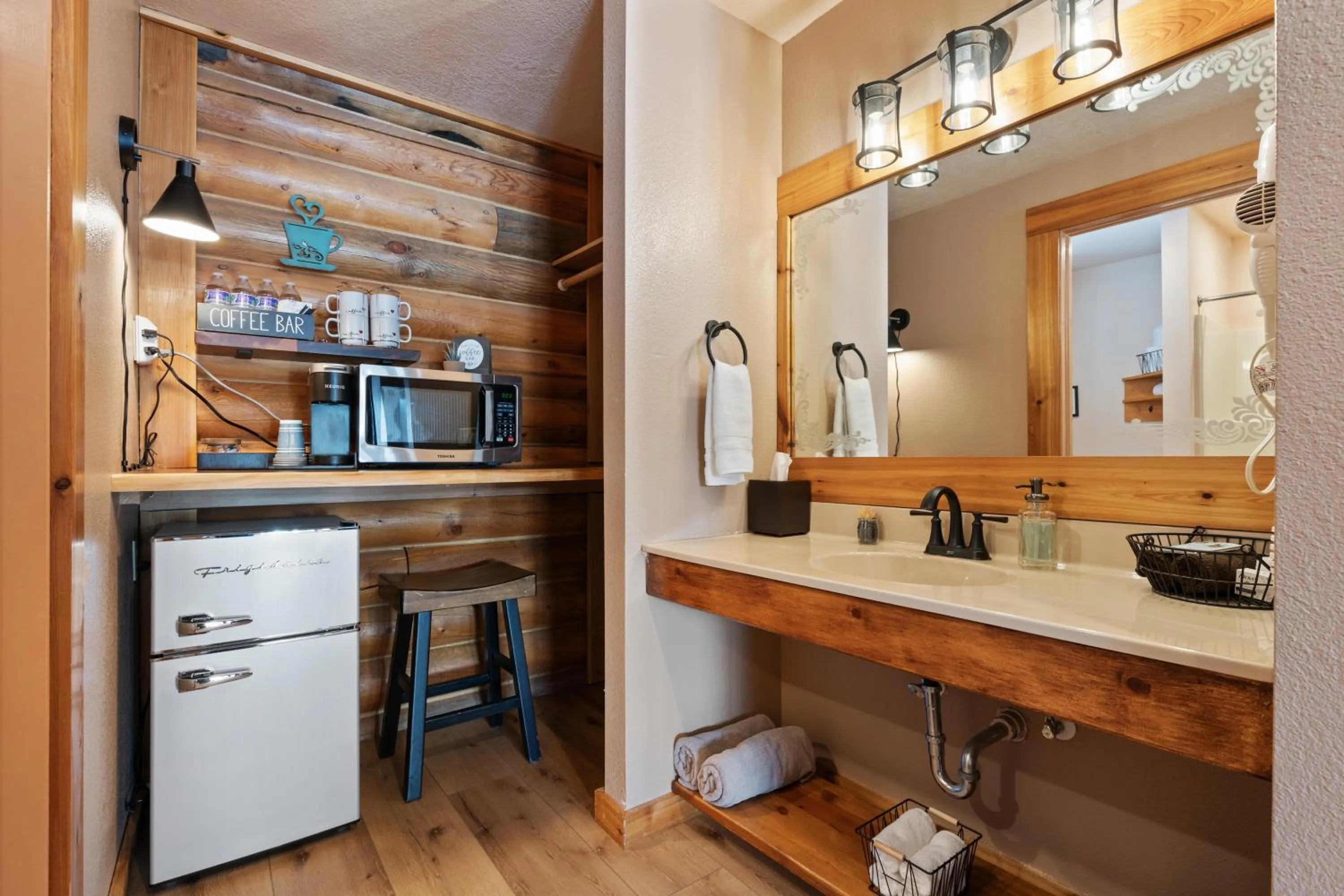 Coffee/tea facilities in Duck Creek Village Inn