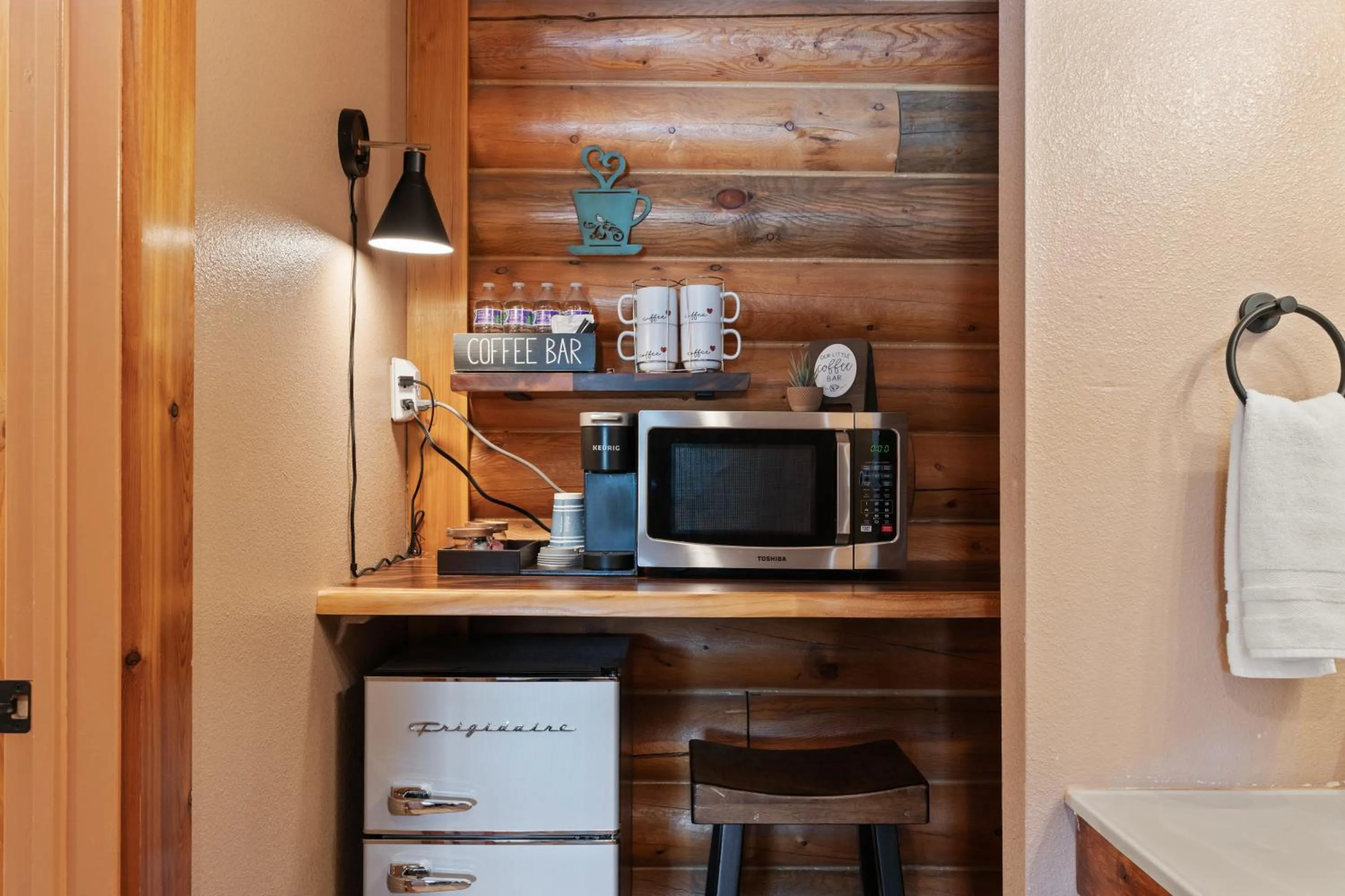 Coffee/tea facilities in Duck Creek Village Inn