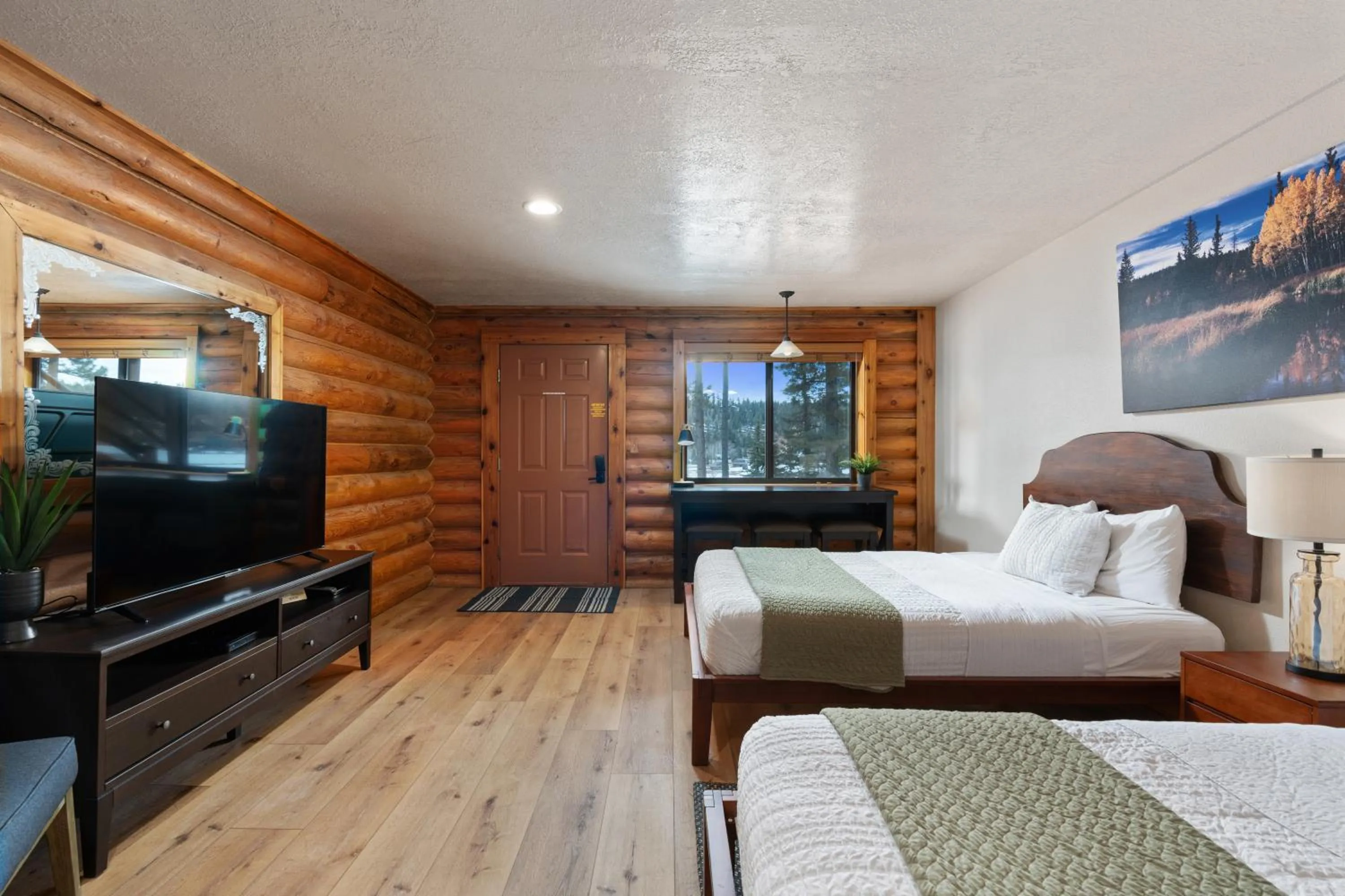 Communal lounge/ TV room, Bed in Duck Creek Village Inn
