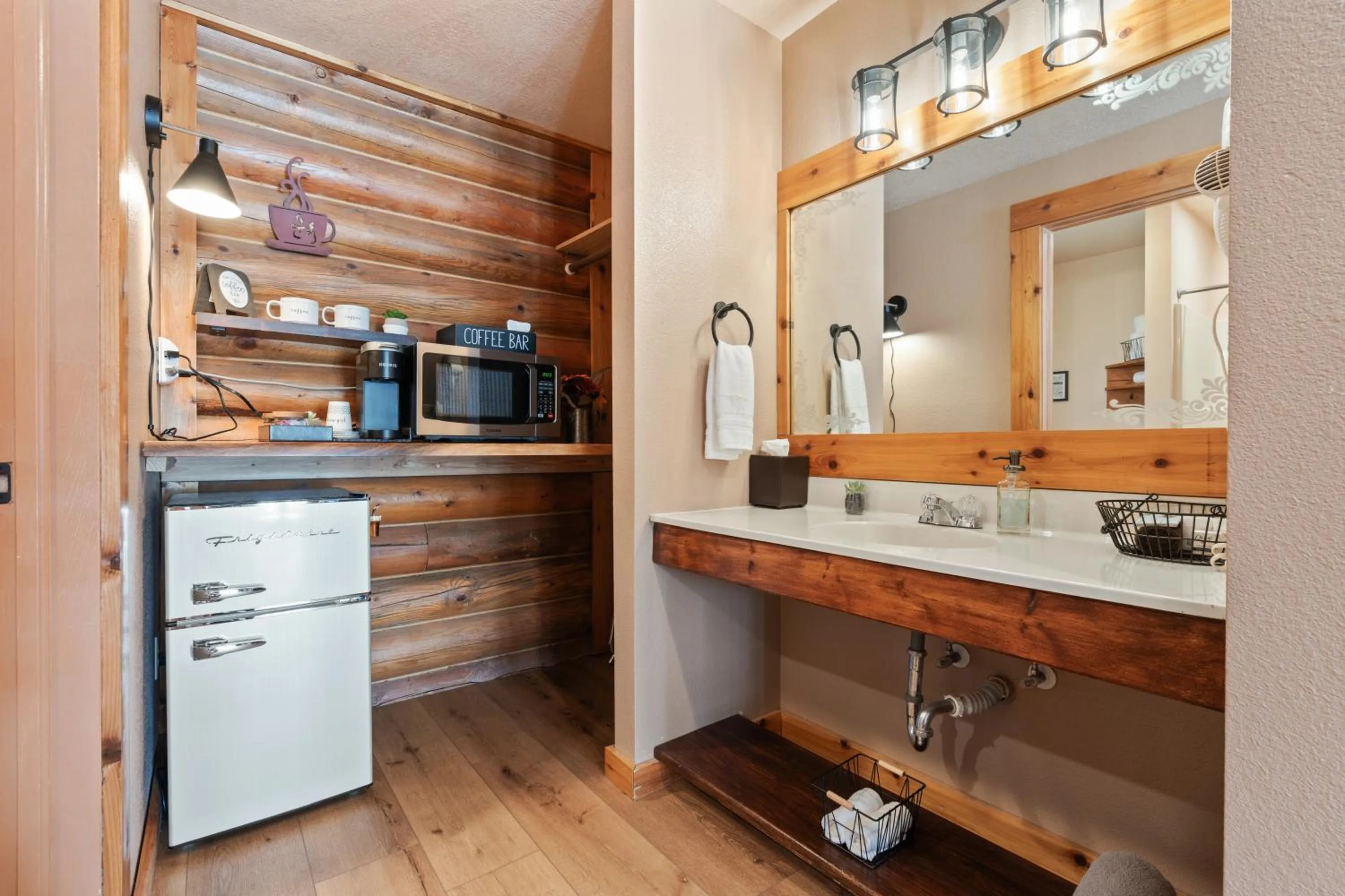 Coffee/tea facilities in Duck Creek Village Inn