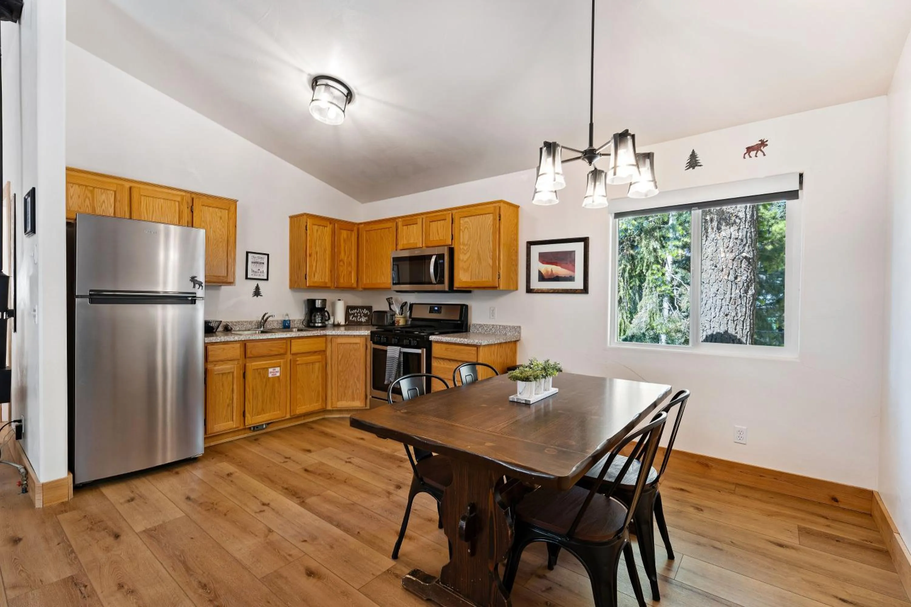 Kitchen or kitchenette in Duck Creek Village Inn