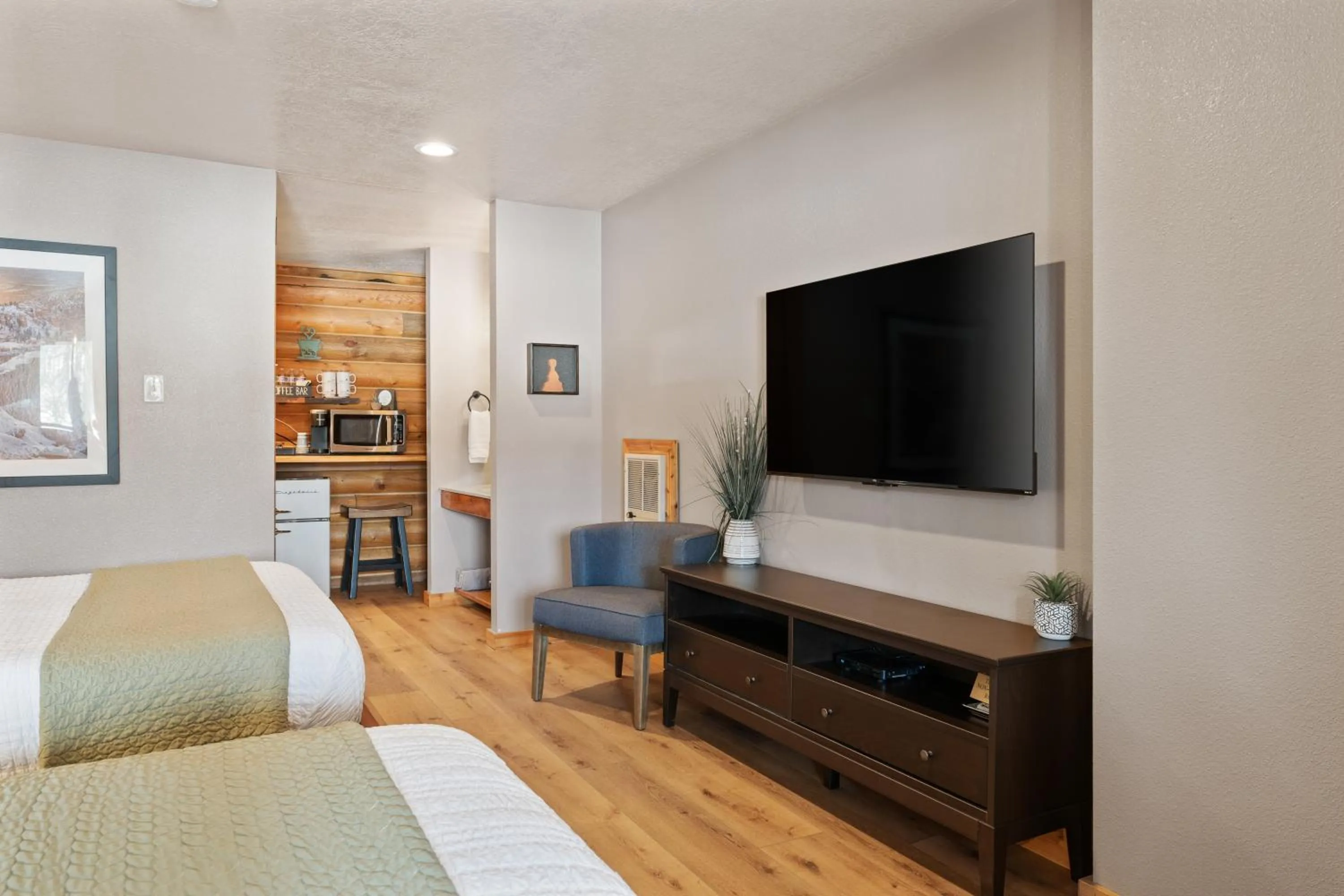 TV and multimedia, Bed in Duck Creek Village Inn