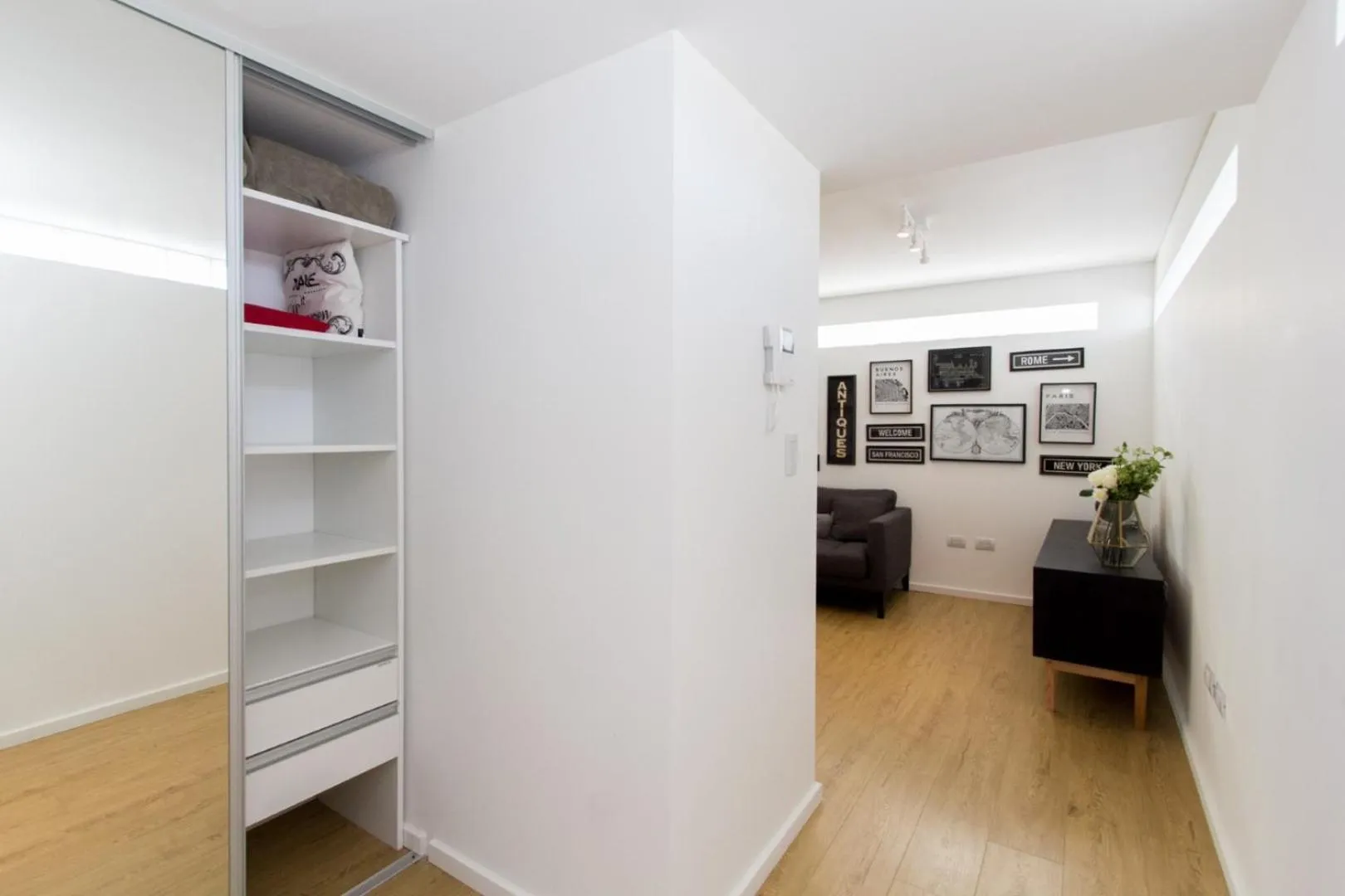 wardrobe in Pacifico Apartamentos