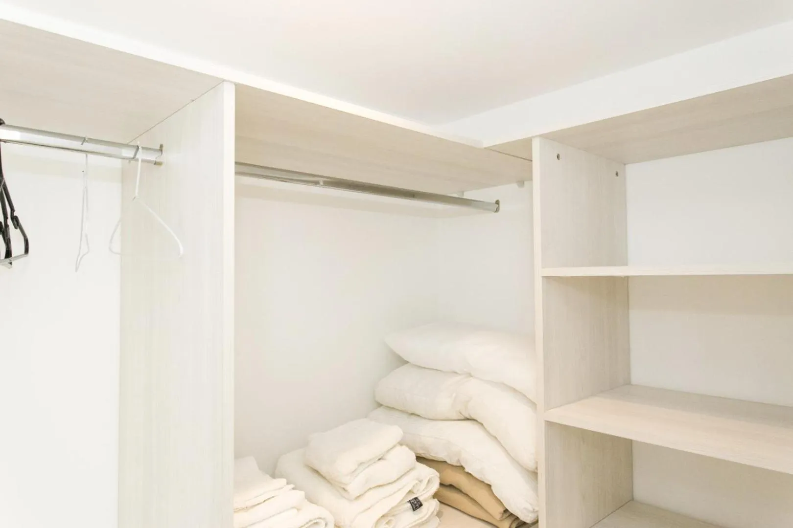 wardrobe in Pacifico Apartamentos