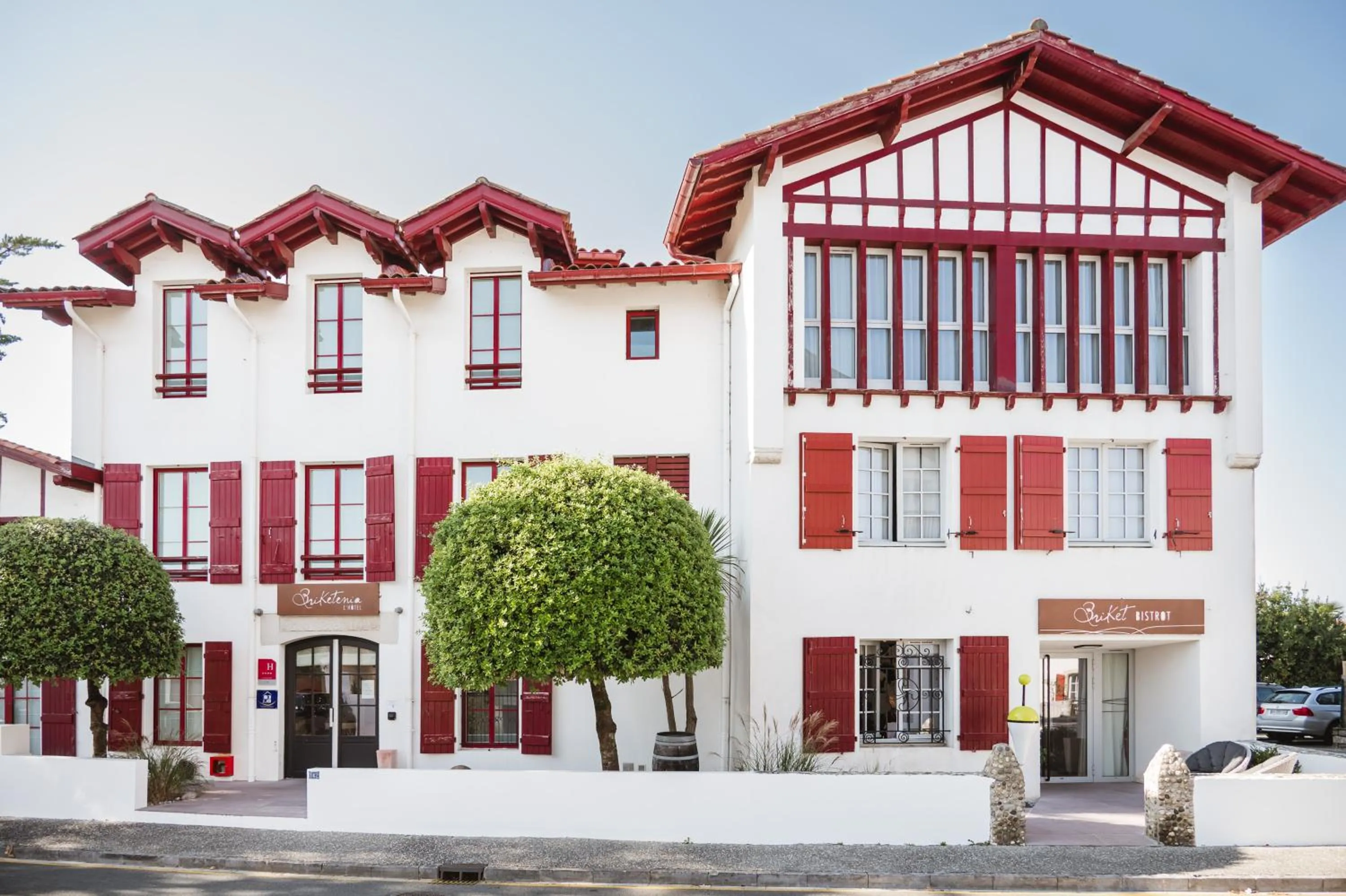 Property building in Hôtel Briketenia