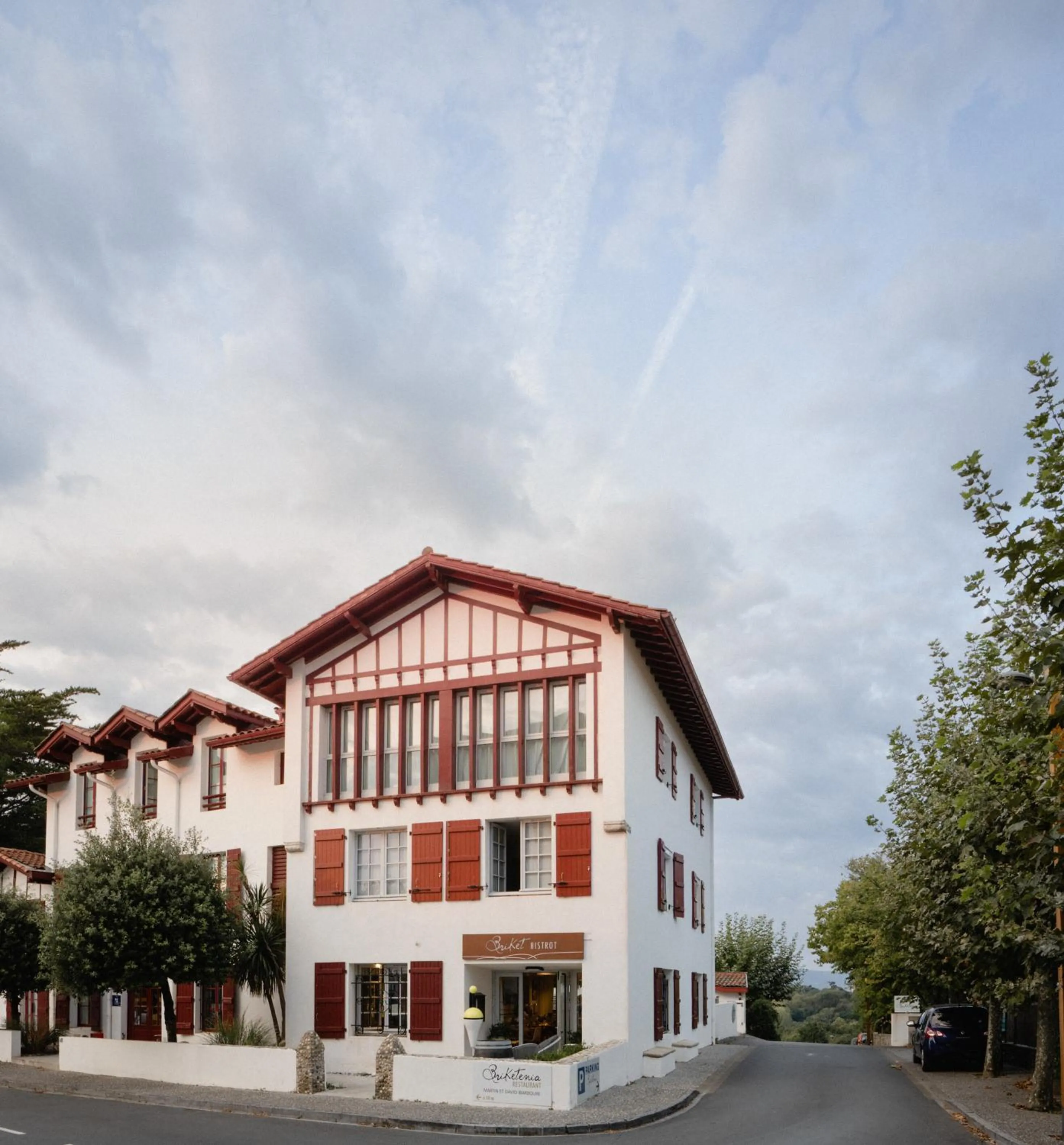 Property building in Hôtel Briketenia