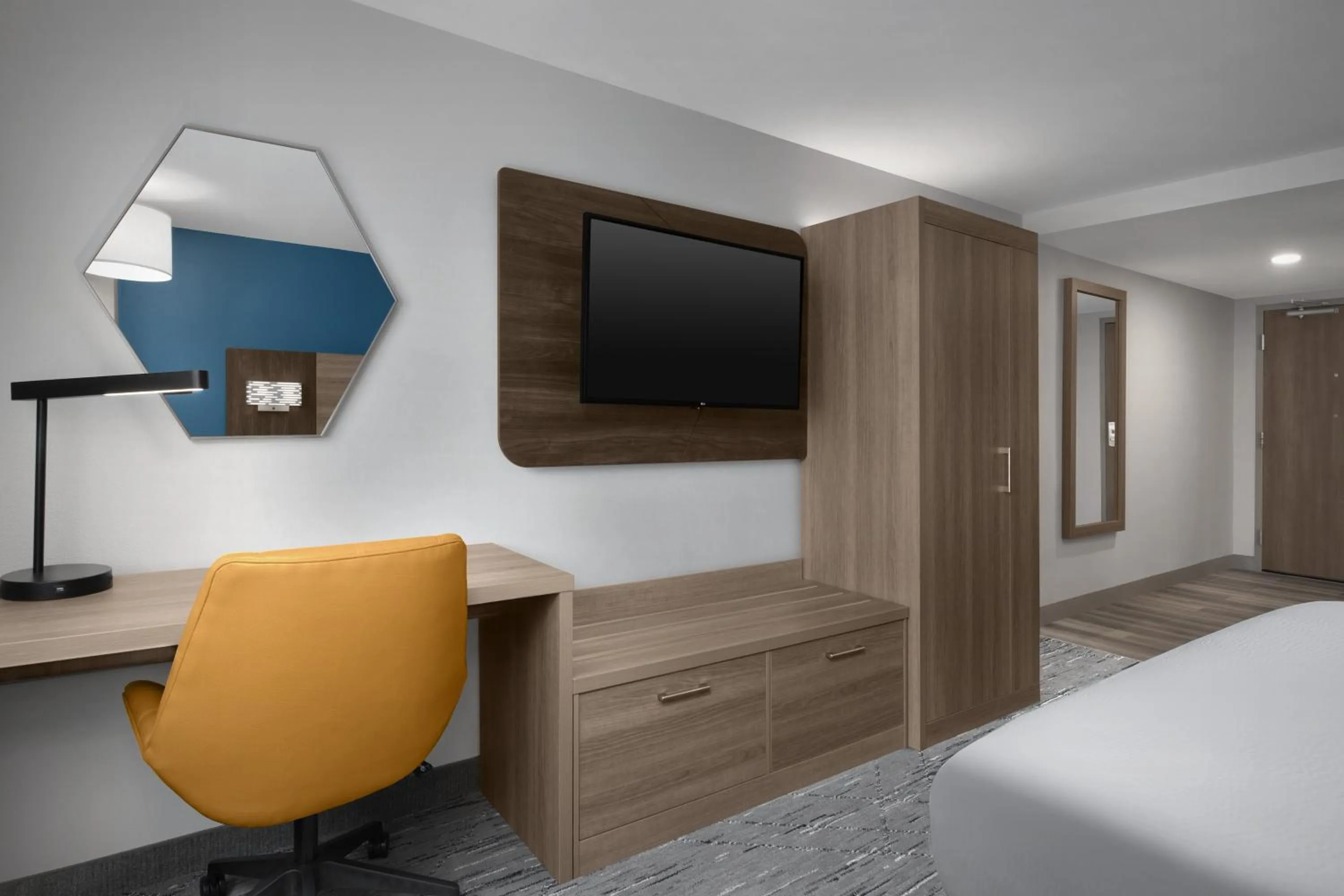 TV and multimedia, Bed in Holiday Inn Express Baltimore - BWI Airport NE by IHG