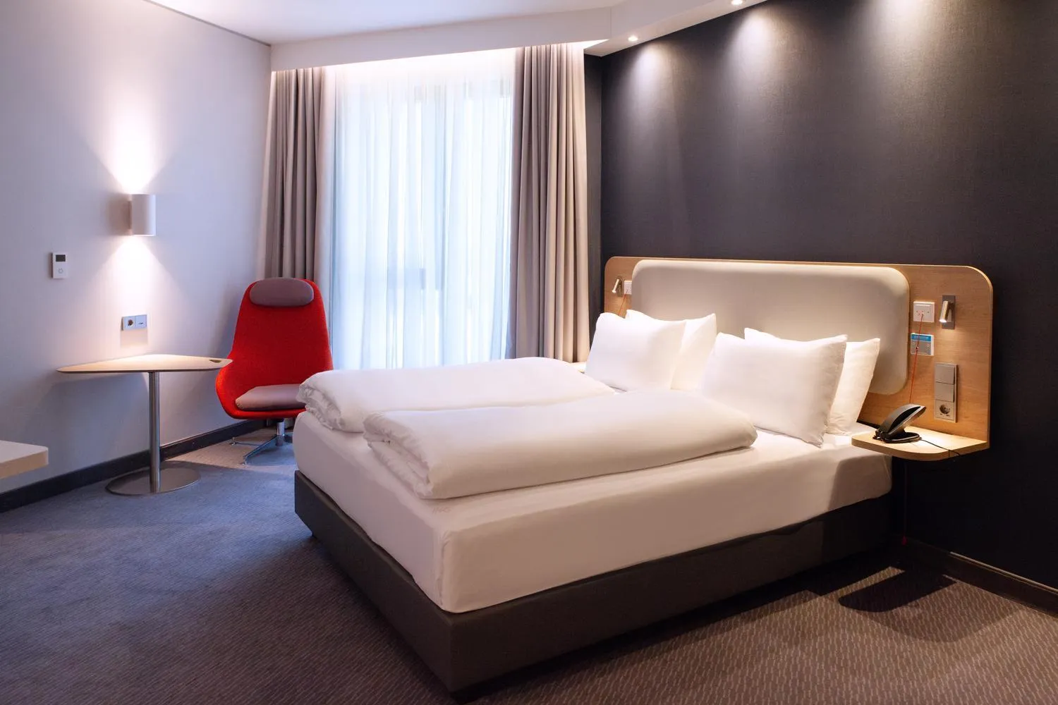 Bed in Holiday Inn Express & Suites Monheim am Rhein by IHG