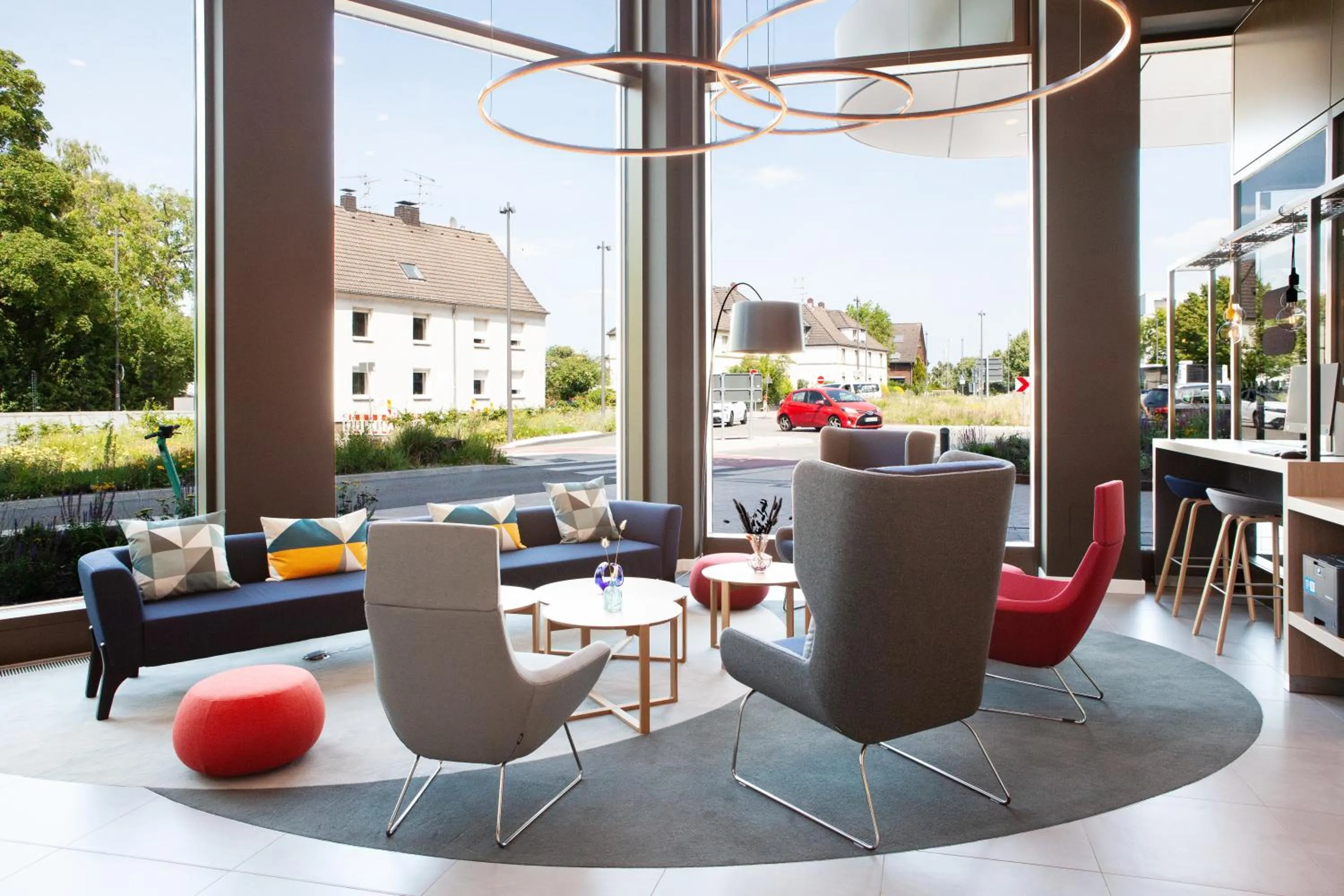 Seating area in Holiday Inn Express & Suites Monheim am Rhein by IHG