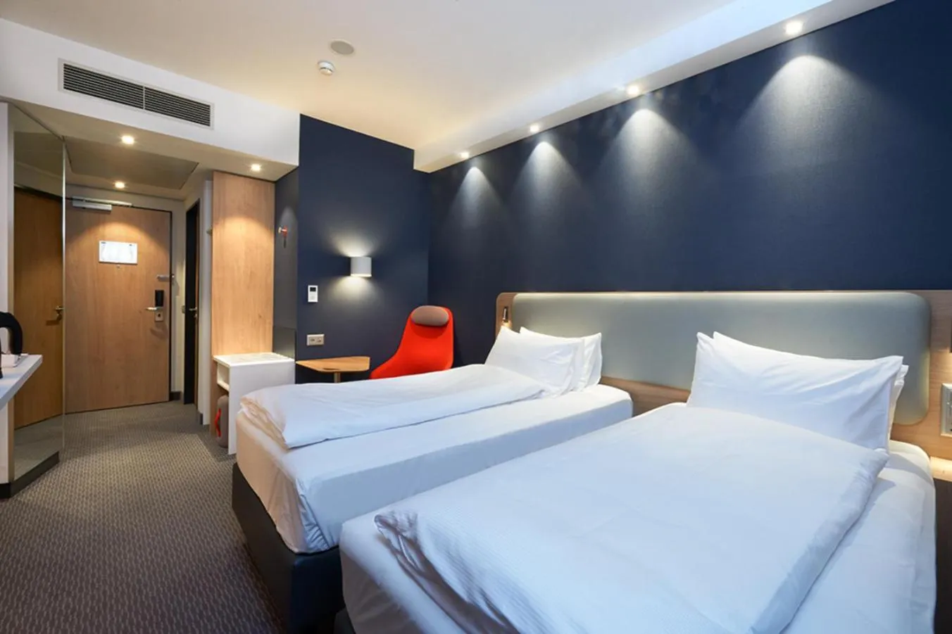 Photo of the whole room, Bed in Holiday Inn Express & Suites Monheim am Rhein by IHG
