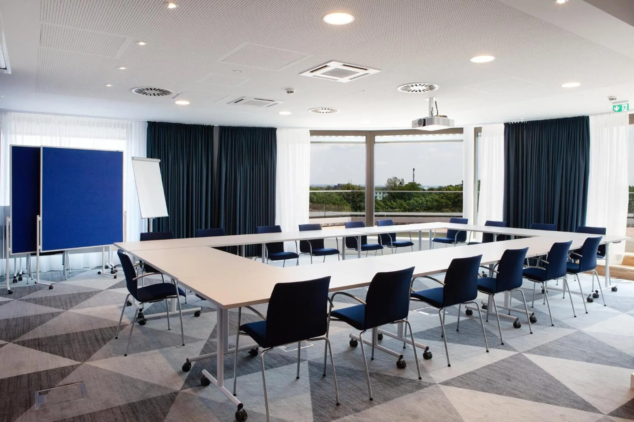 Meeting/conference room in Holiday Inn Express & Suites Monheim am Rhein by IHG